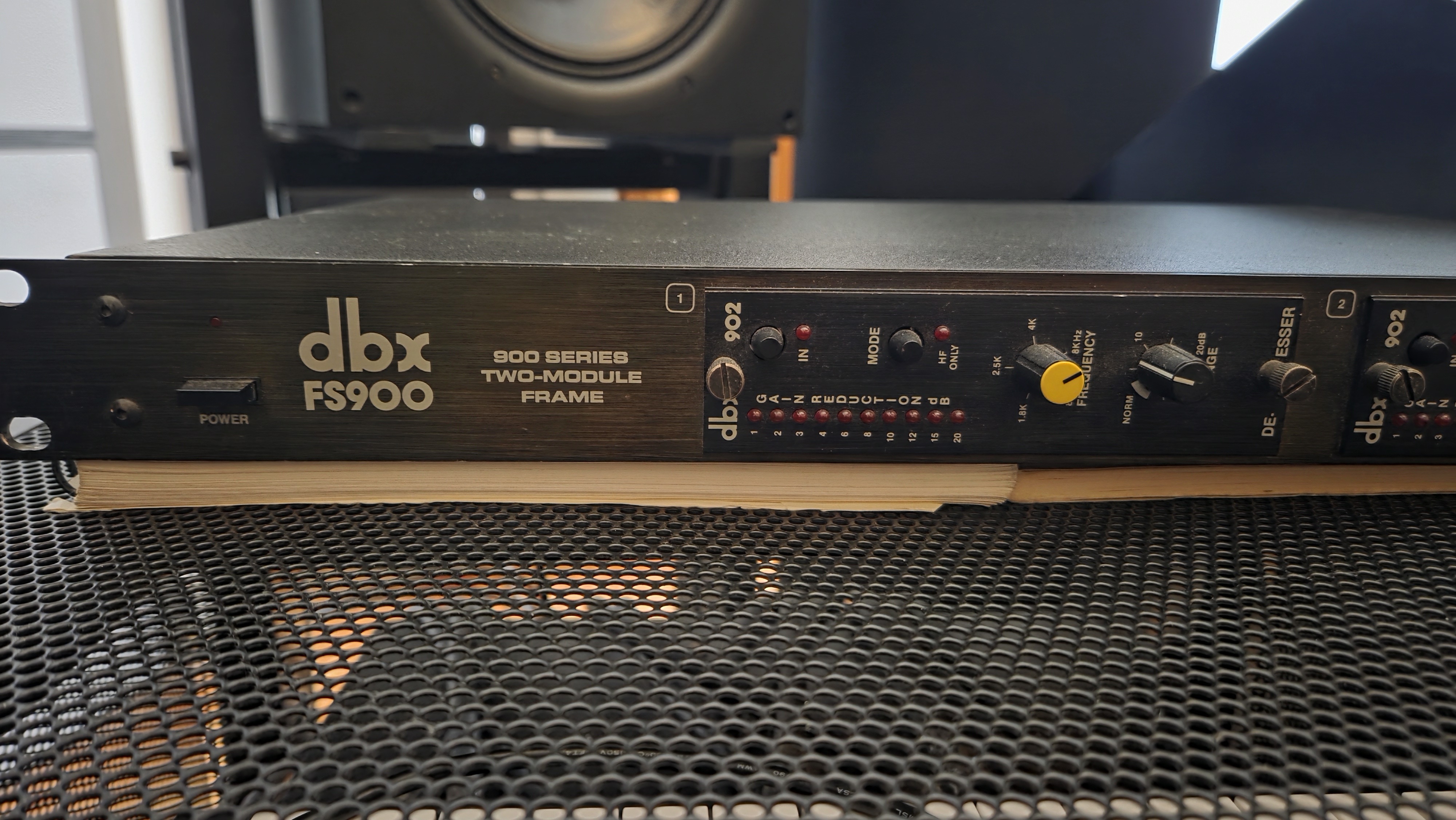 Vends rack avec 2 dbx 902