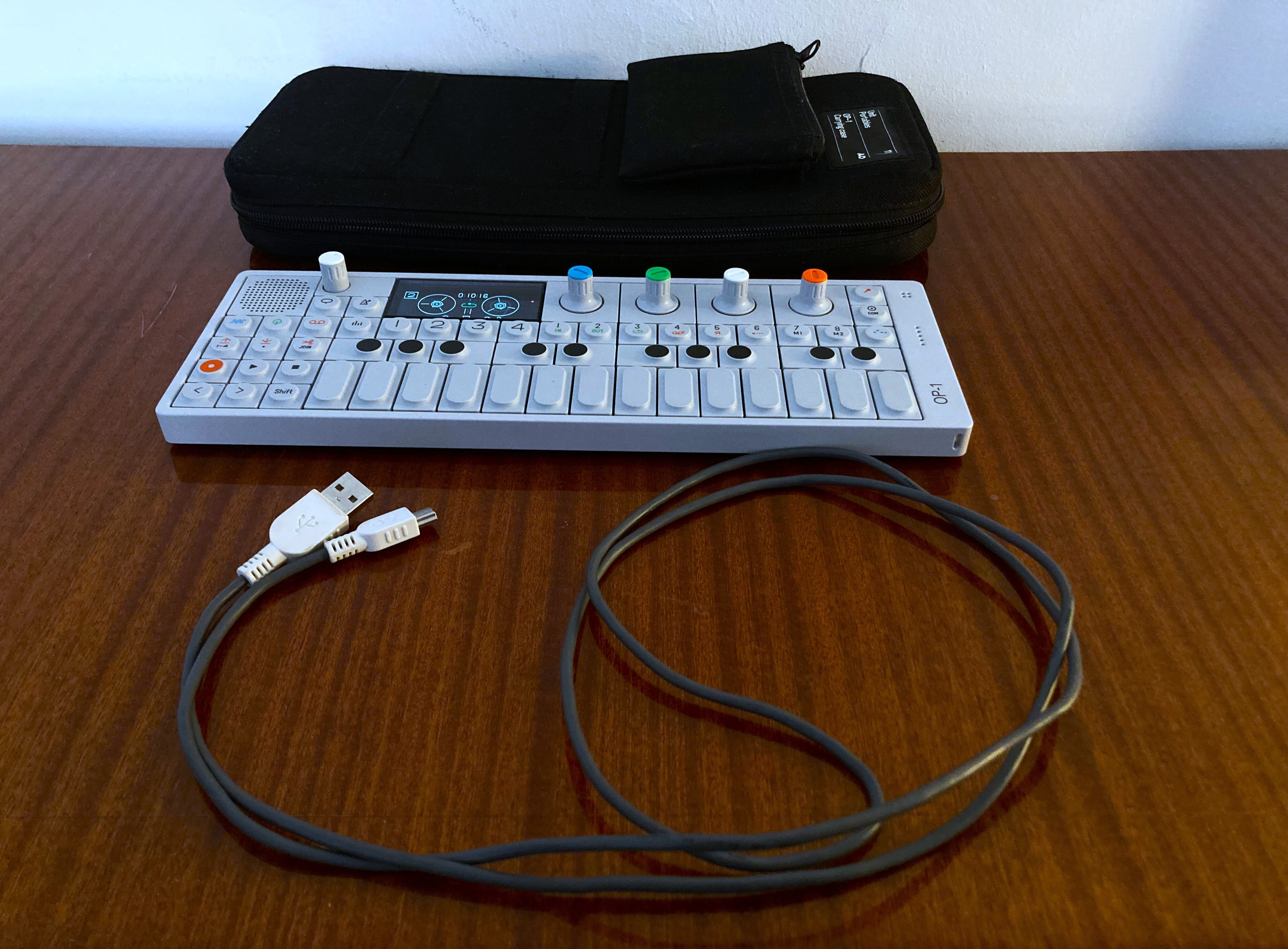 Teenage Engineering OP-1 + housse officielle – État exceptionnel