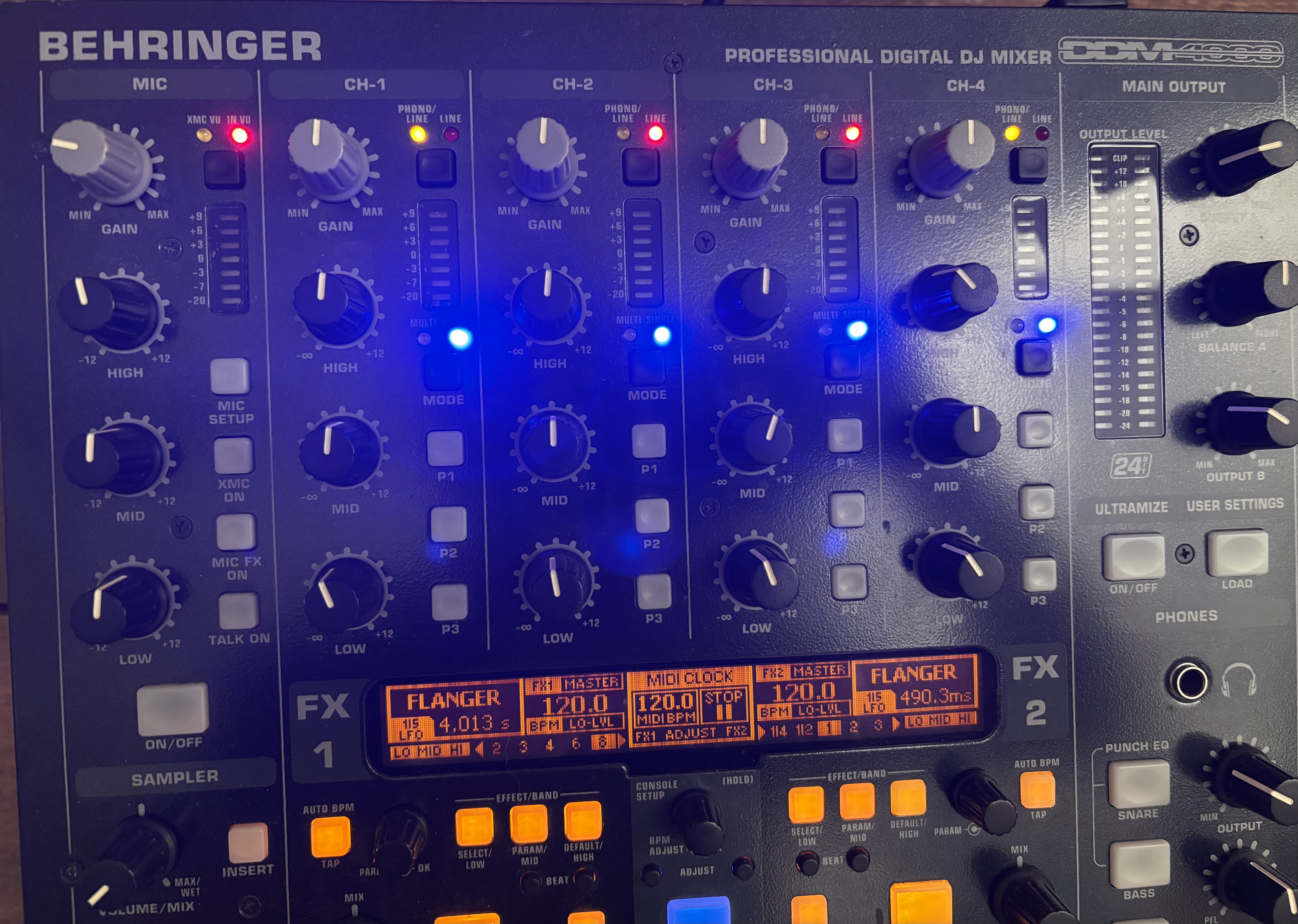 Table de mixage digitale BEHRINGER DDM4000