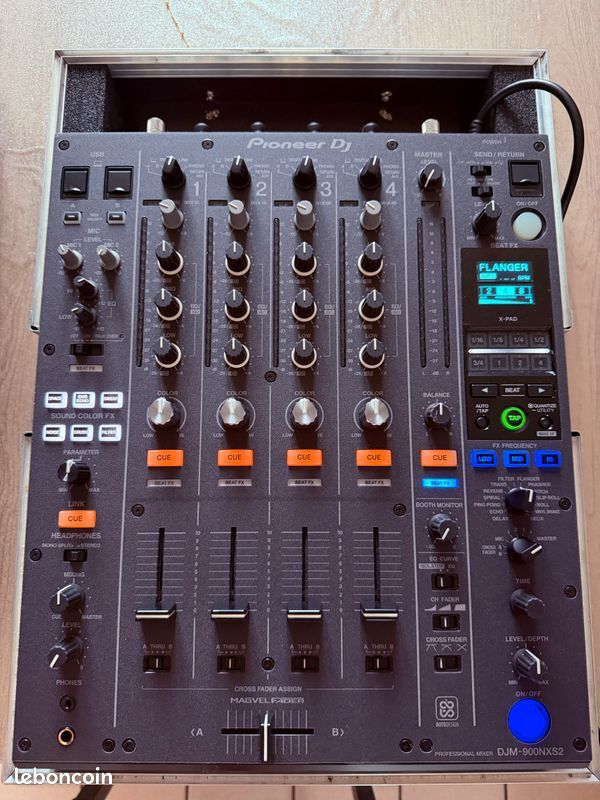 Vends Table de mixage Pioneer DJ Djm 900 nexus 2 avec Skin Doto Design + Decksaver