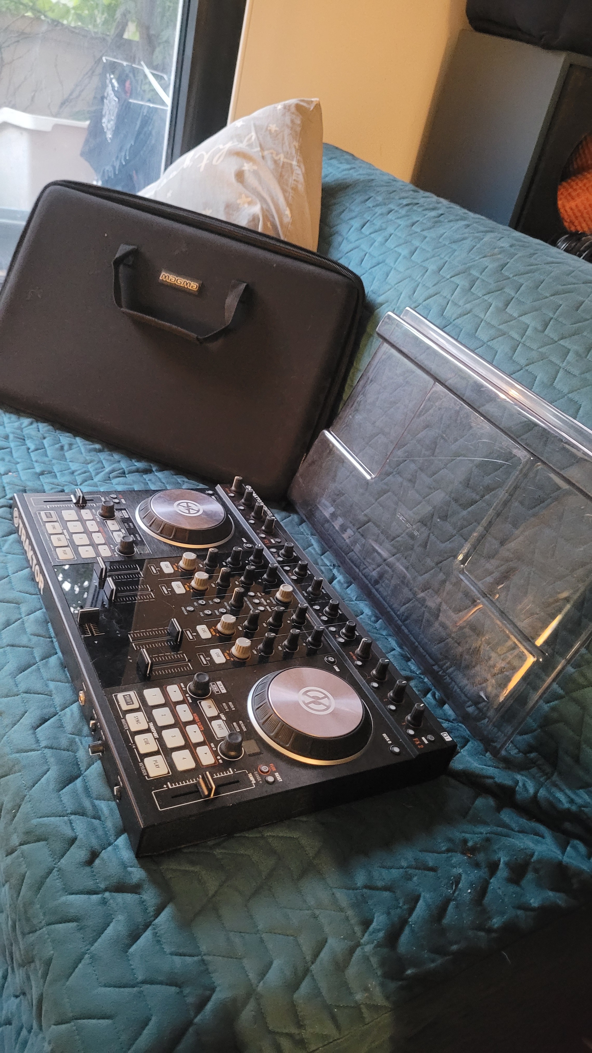 Traktor S4 mk2 + housse et decksaver