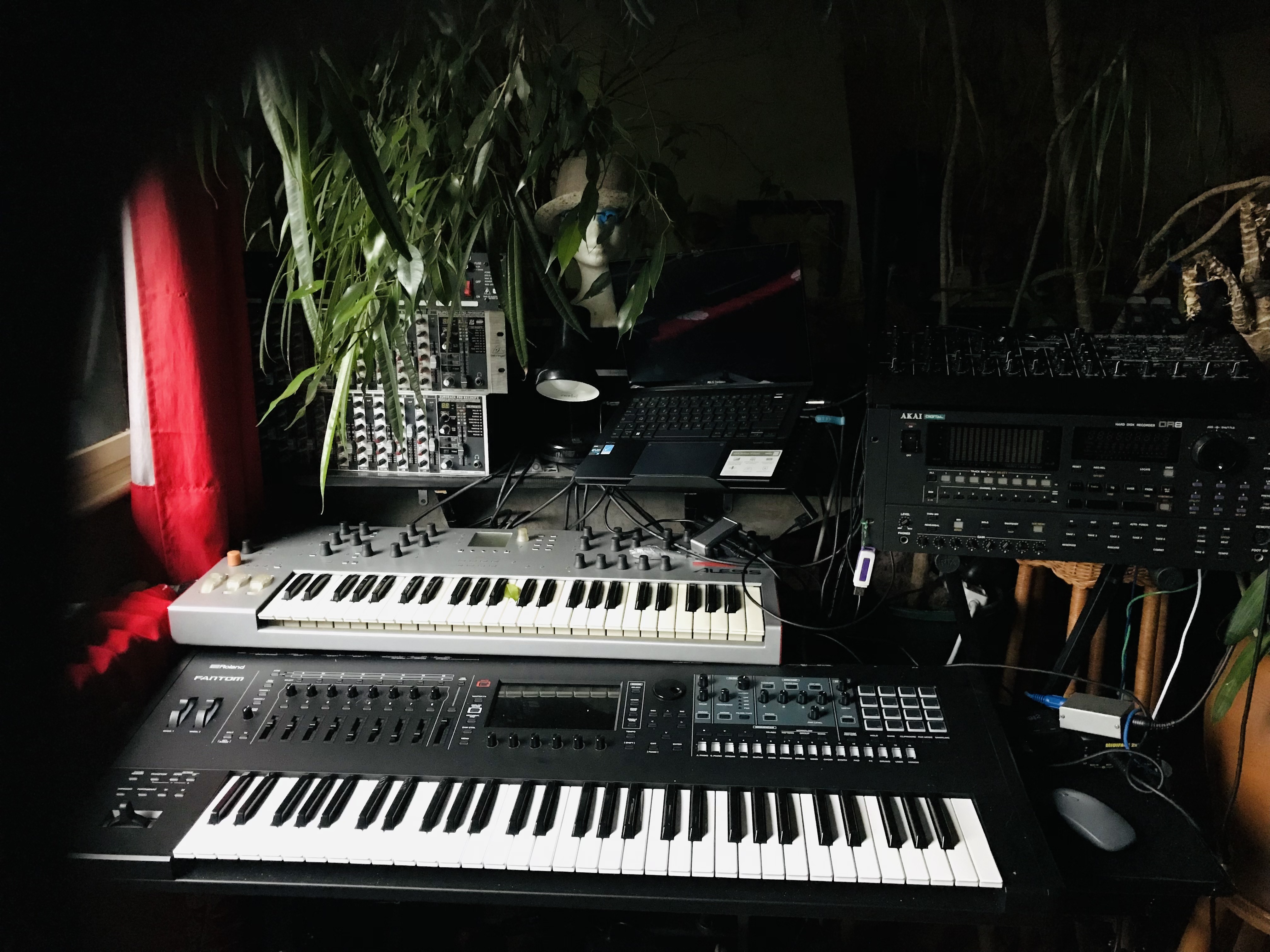 VOTRE JUNO X + SOULTE CONTRE MON FANTOM 6 EX + 1 TONNE SYNTHÉS, BARS, GROOVE MACHINES ETC…