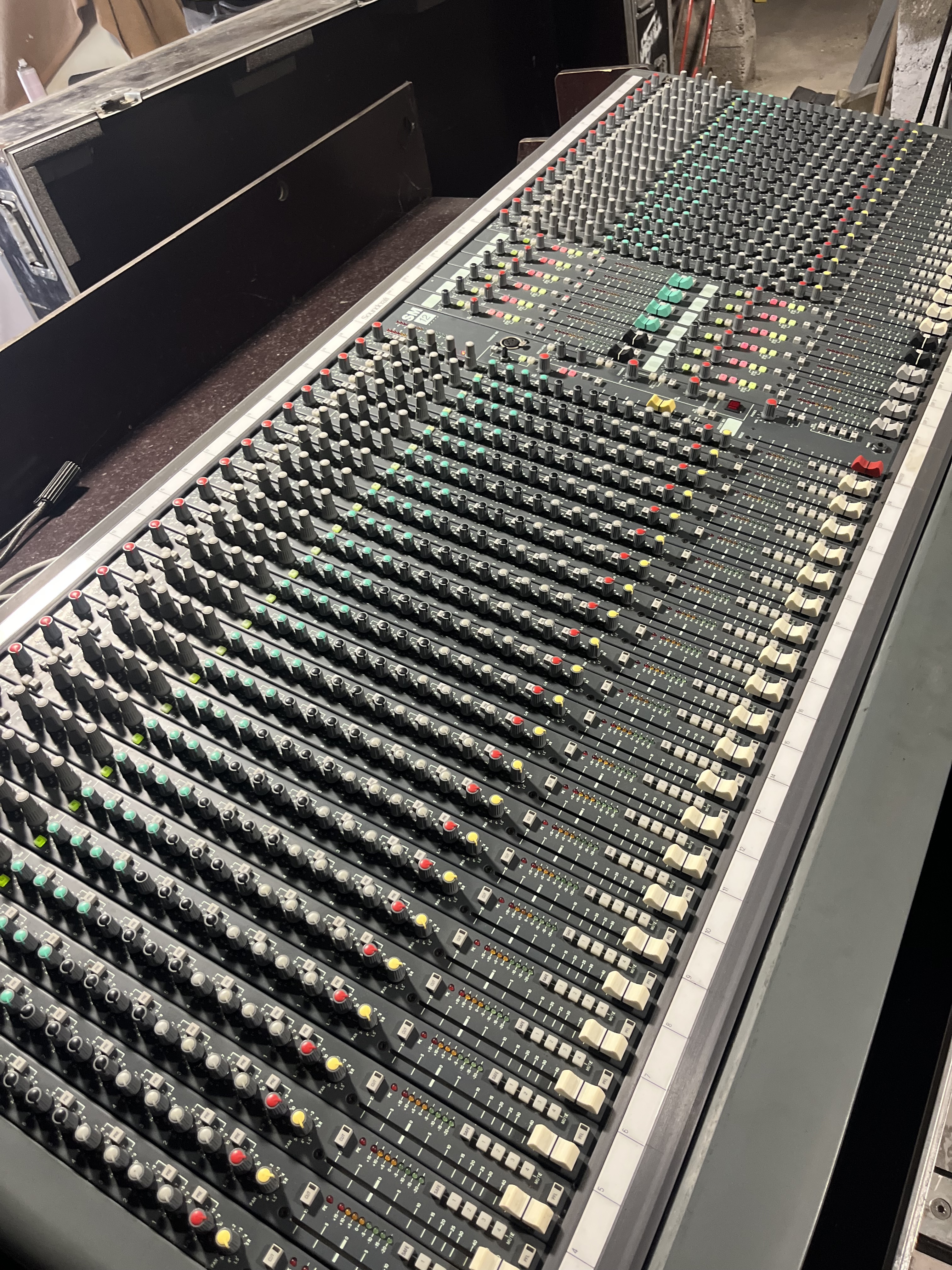 Console 40 voix 12 aux 