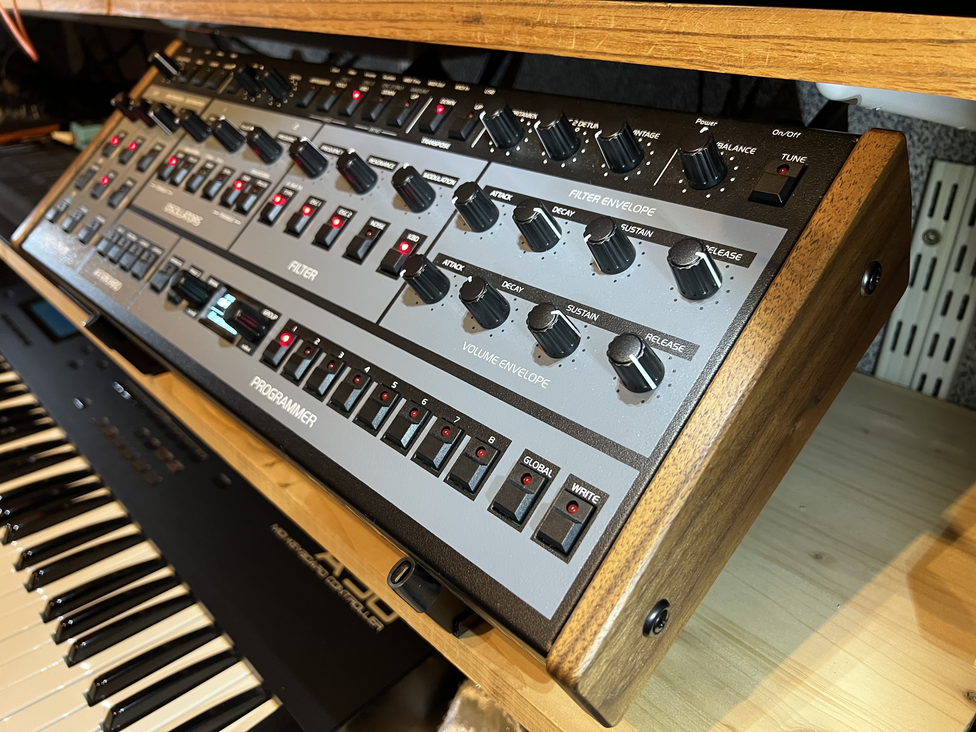 Vends Oberheim OBX8 Desktop comme neuf, sous garantie.
