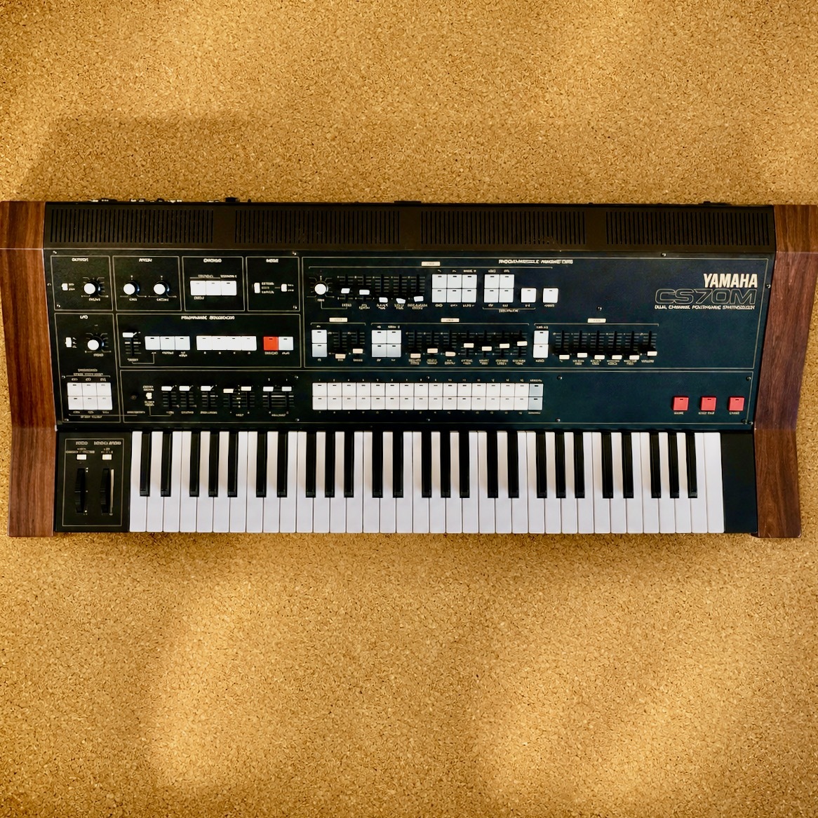 Vends Yamaha CS70M en excellent état. Livraison en Belgique et en France