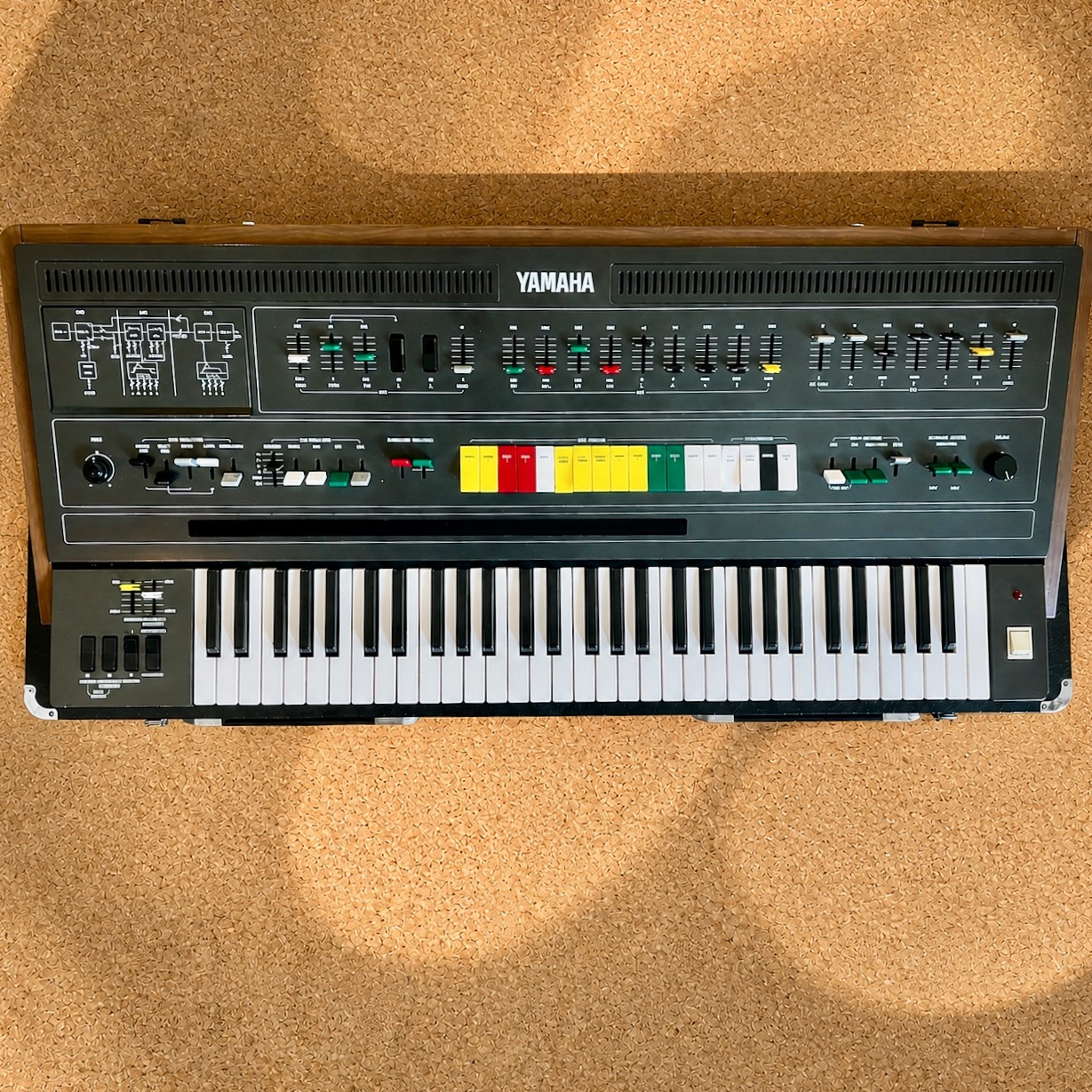 Vends Yamaha CS60 en excellent état. Livraison gratuite en Belgique et en France. 