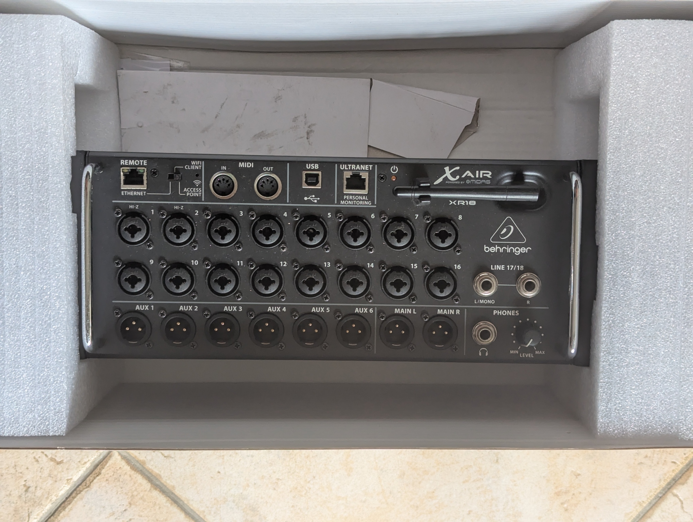 Vds mixeur numérique Behringer XR18