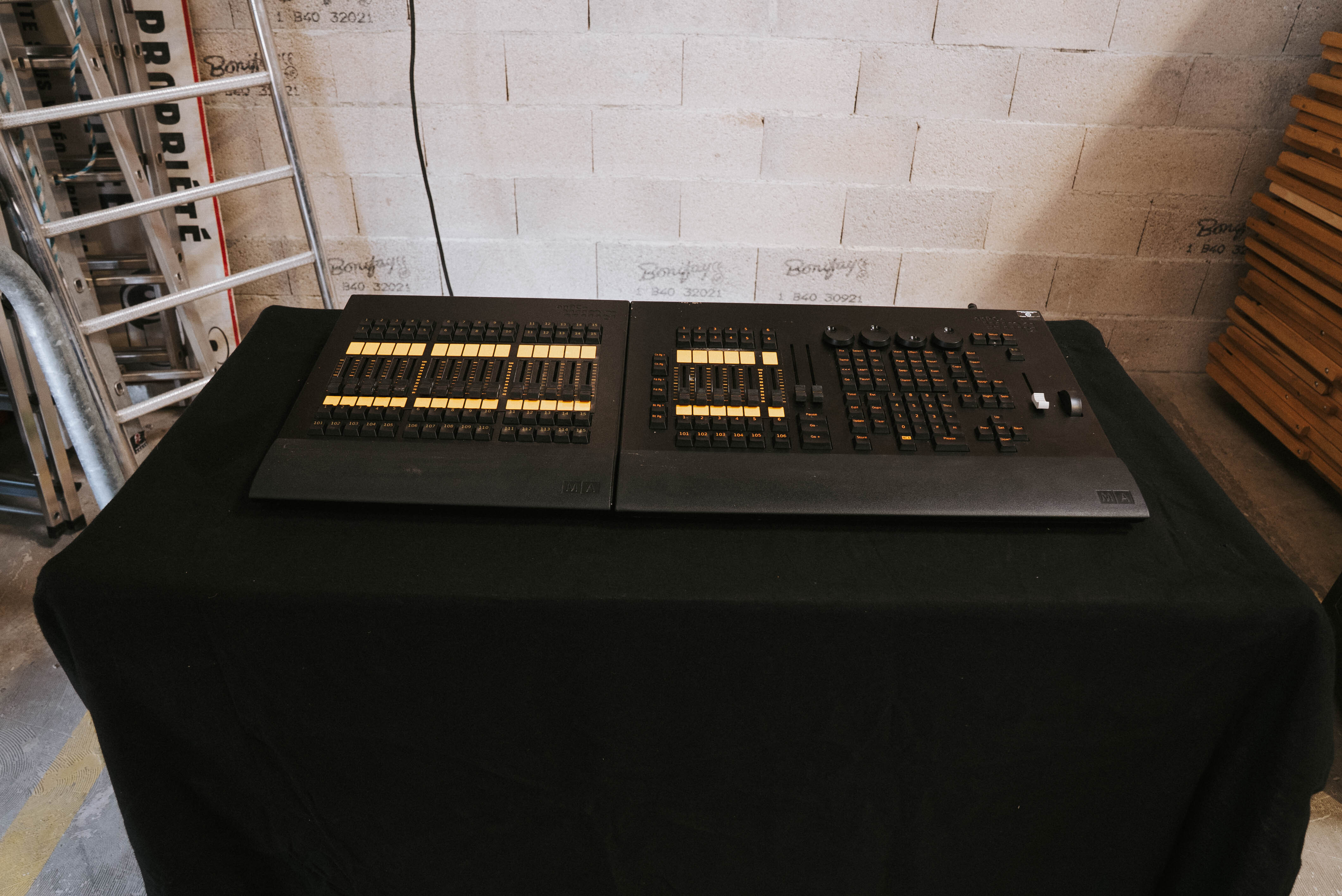 GrandMA2 onPC Command Wing + Fader Wing MA Lighting