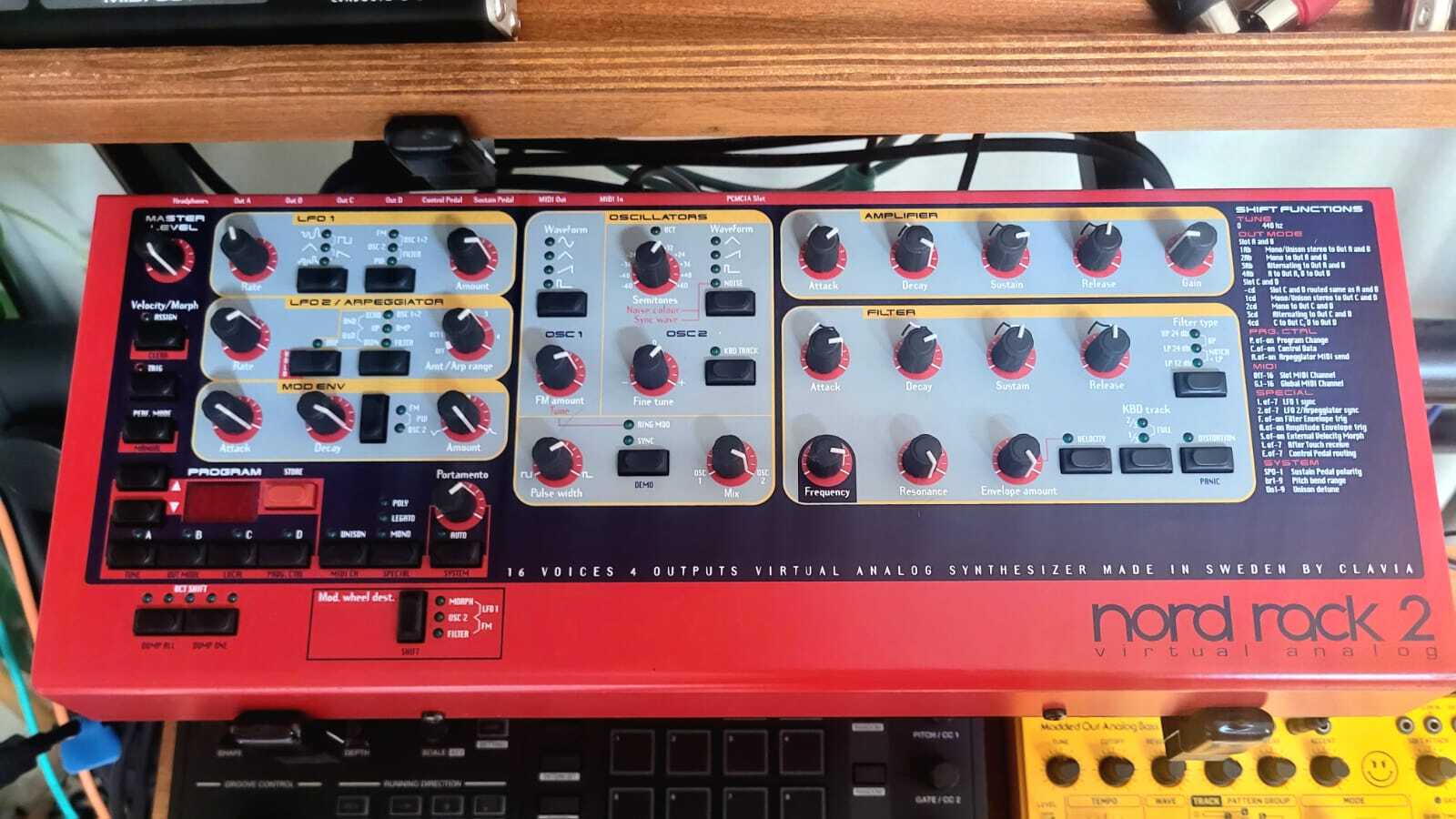 Vends Nord Rack 2 en très bon état avec carte