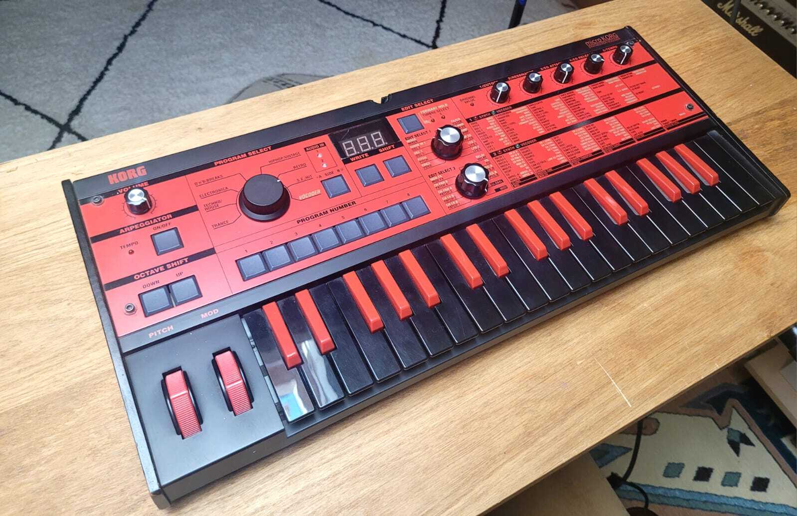 Vends Microkorg édition limitée black/red