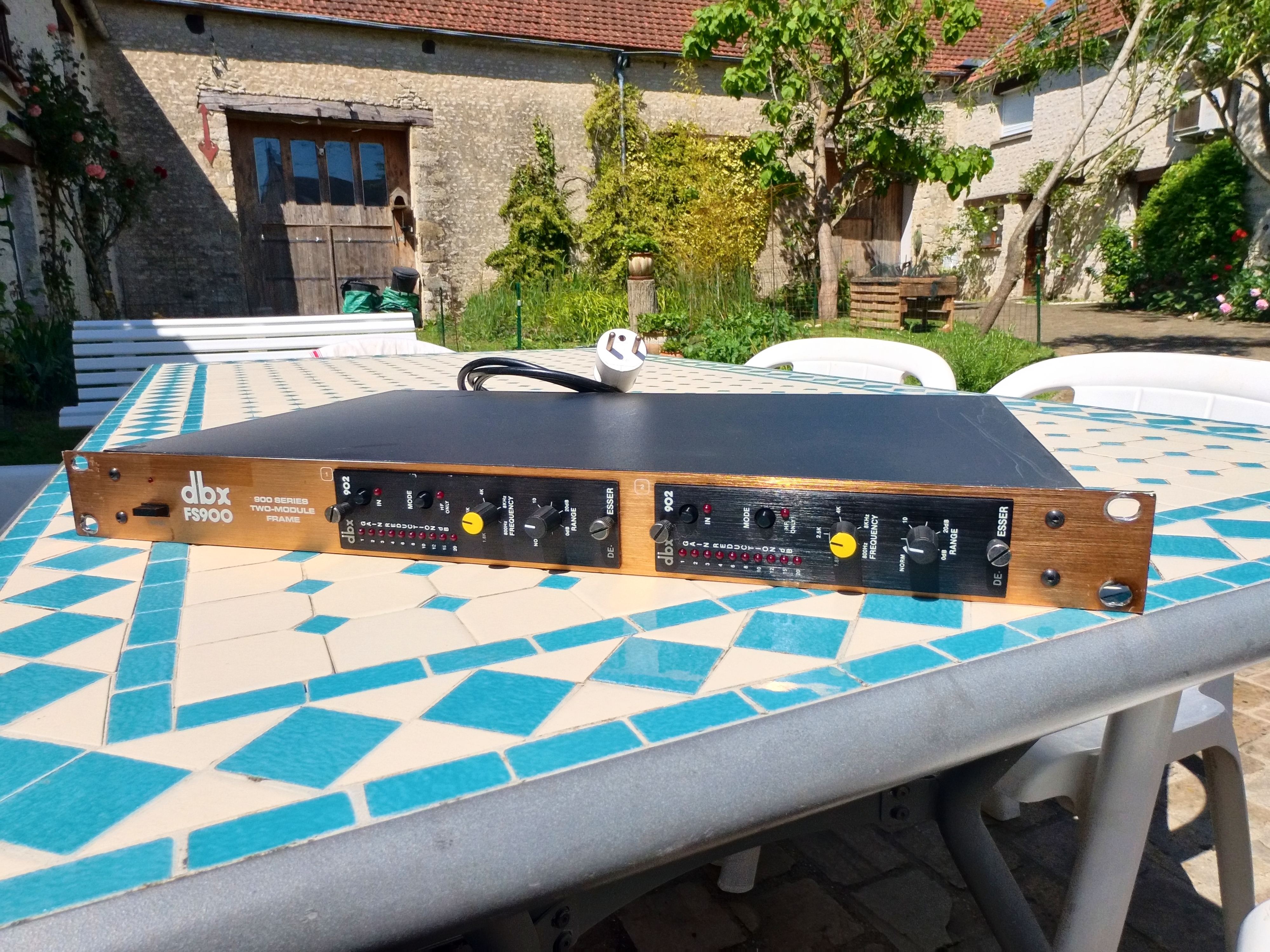 Vds 2 dbx 902 dans un rack 1u