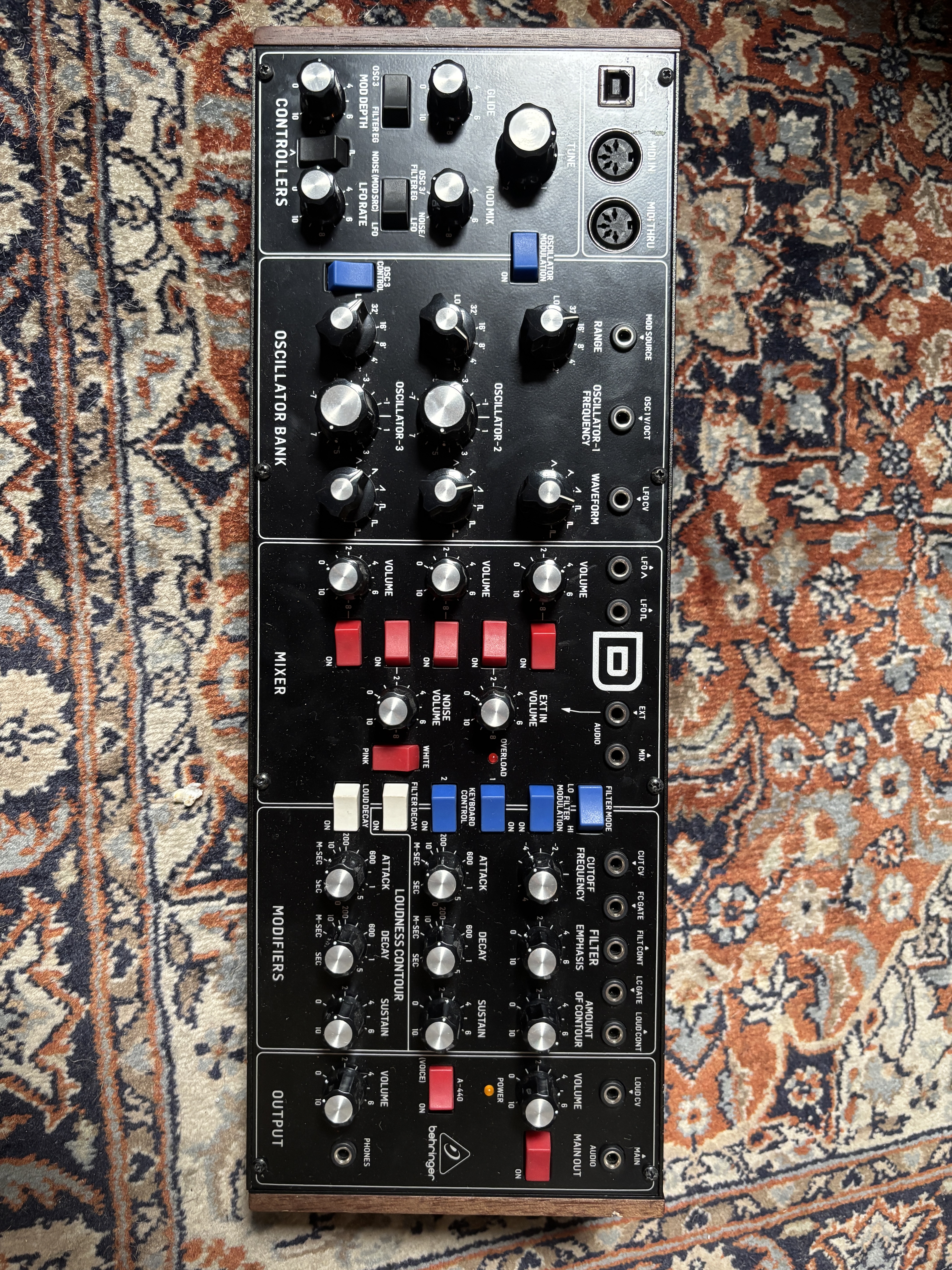 Vends Behringer Model D