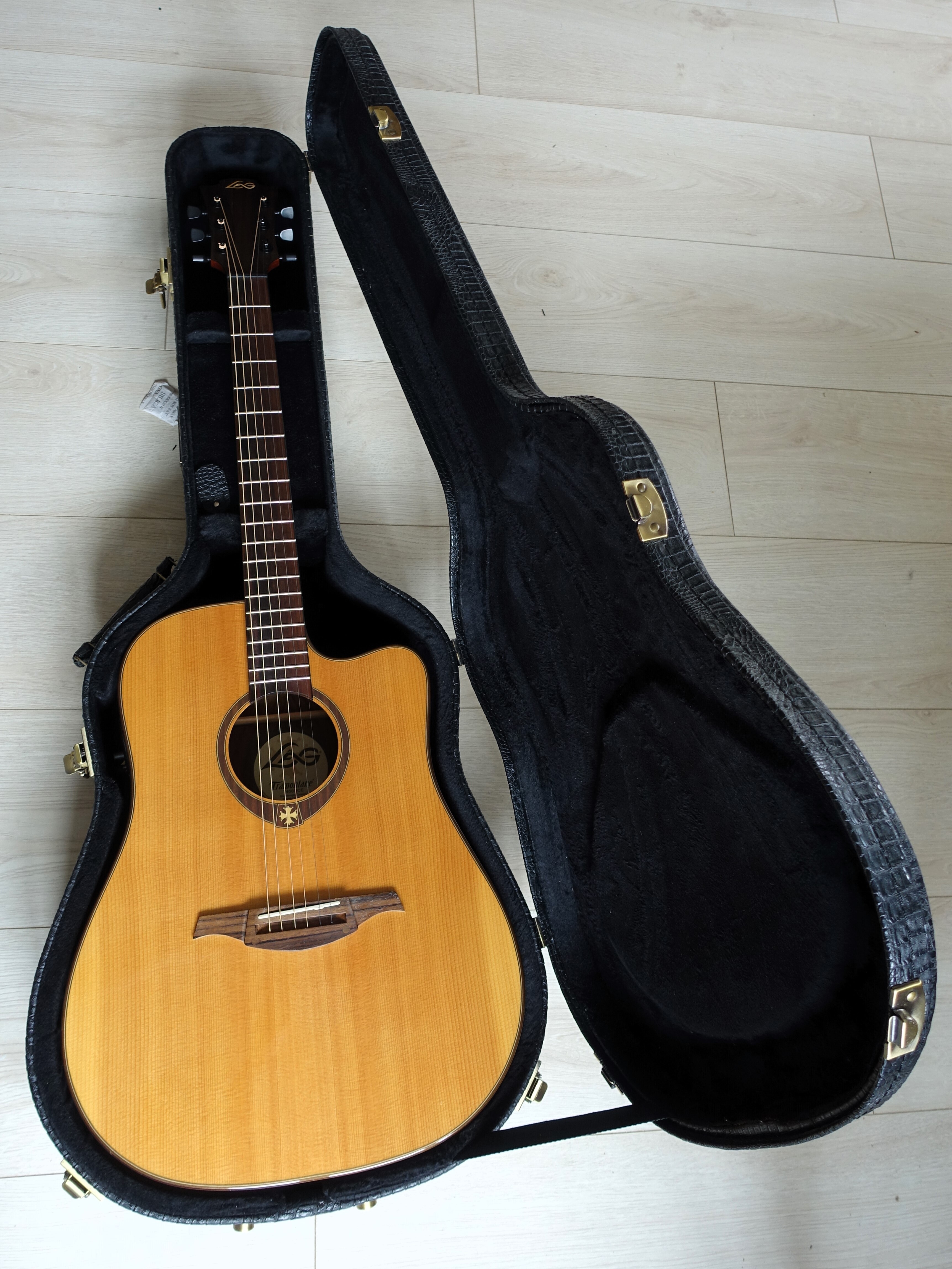 Vends Guitare LAG TRAMONTANE