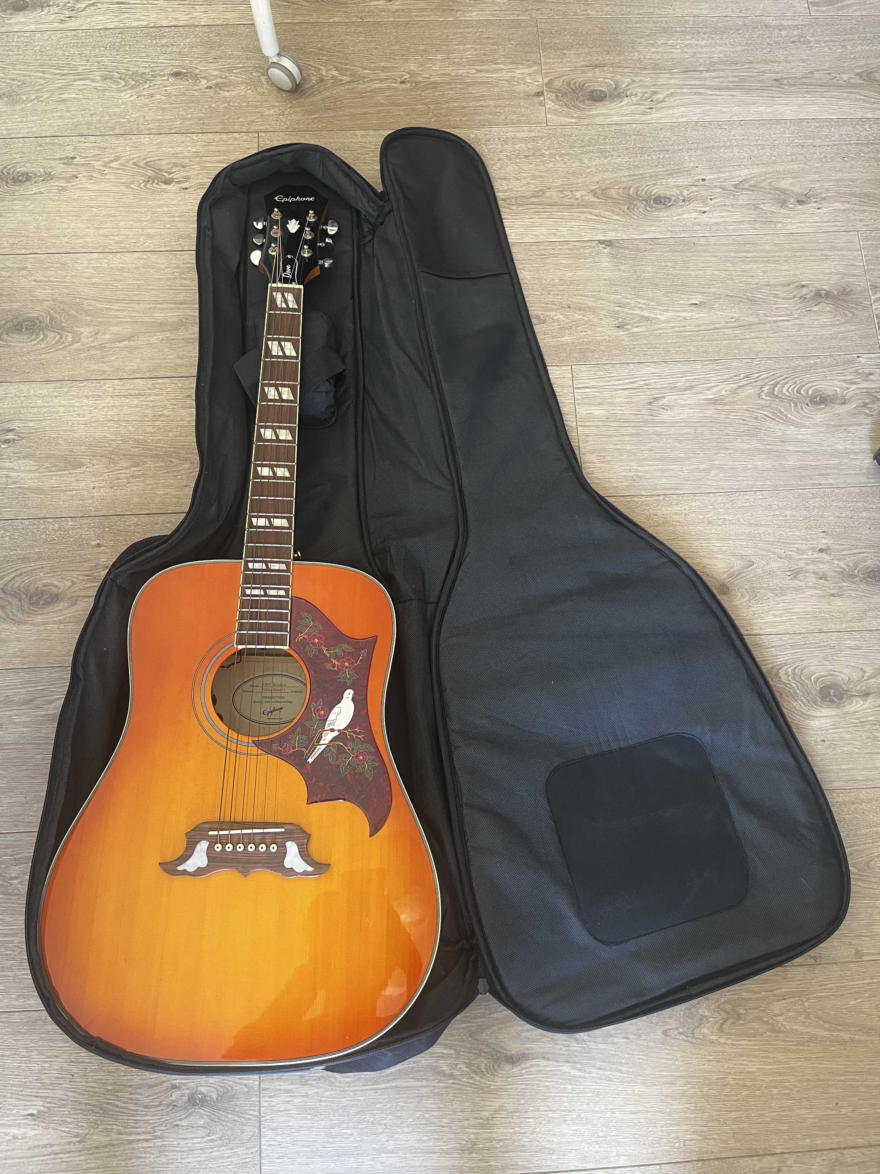 Epiphone Dove Studio Electro Acoustic + GEWA Gig Bag + Kyser Capo + Tuner