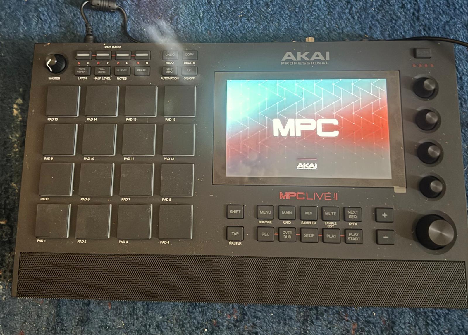 AKAI MPC LIVE II (Black) + Decksaver + SUPPORT FONÏK (Black)