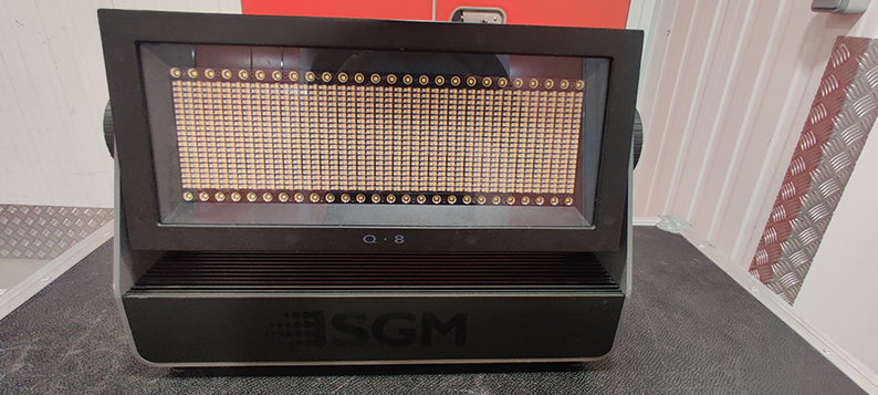 Vends 2 flight-cases de 4 SGM Q-8, LE classique des washlight/strobe/blinder danois / très peu d'heures