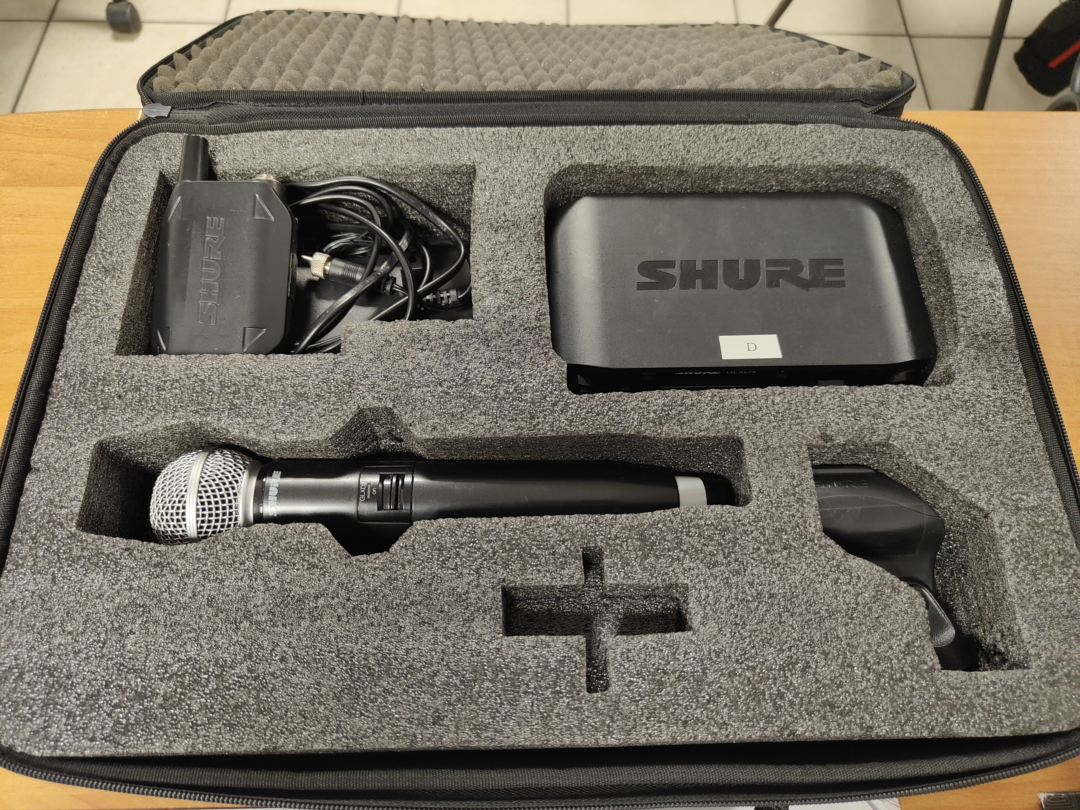 HF Shure GLXD4 main et pocket