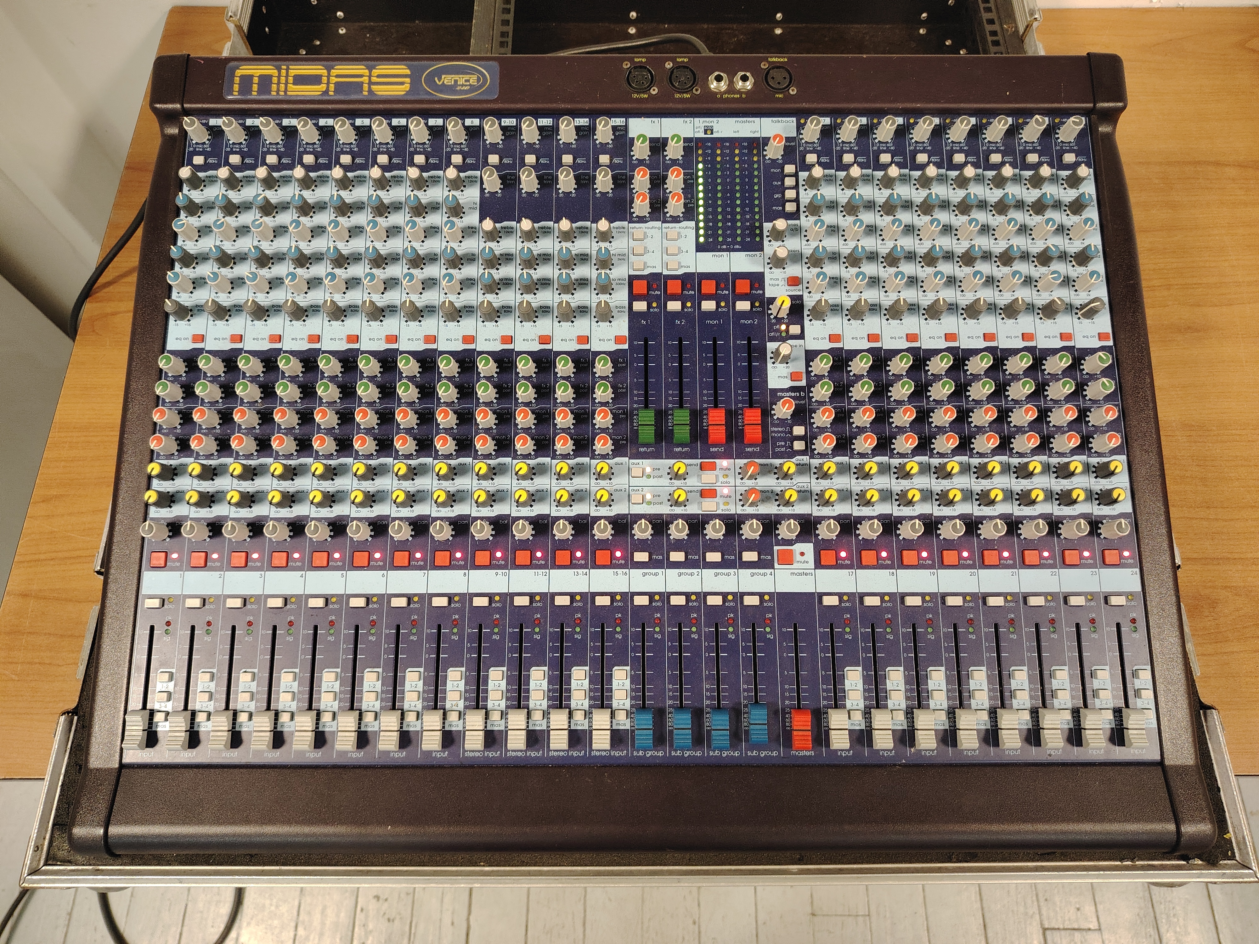 À VENDRE Console analogique MIDAS VENICE 240 + Flight Case – Référence du son Live