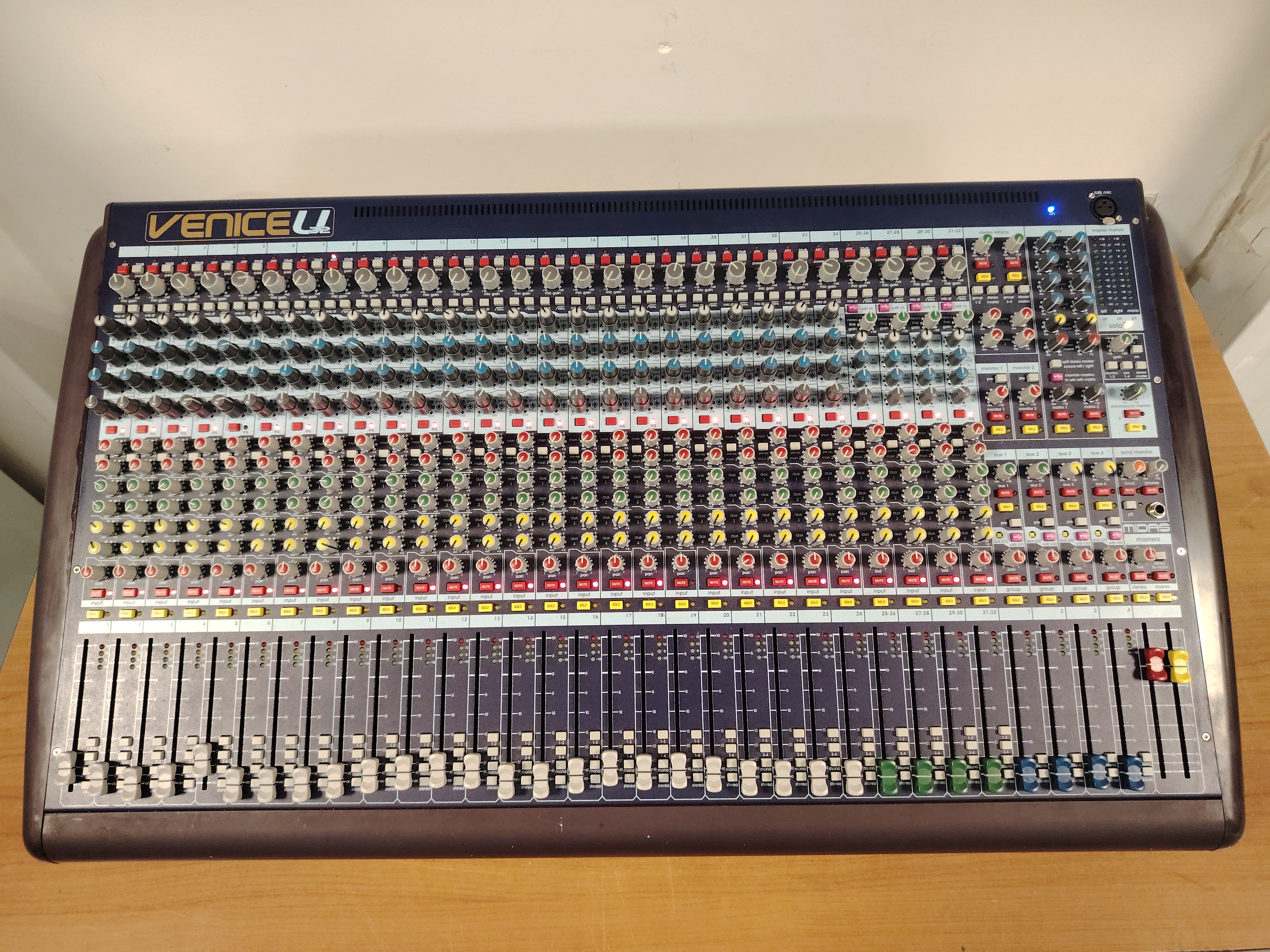 À VENDRE MIDAS VENICE U32 + Flight Case – Console analogique professionnelle