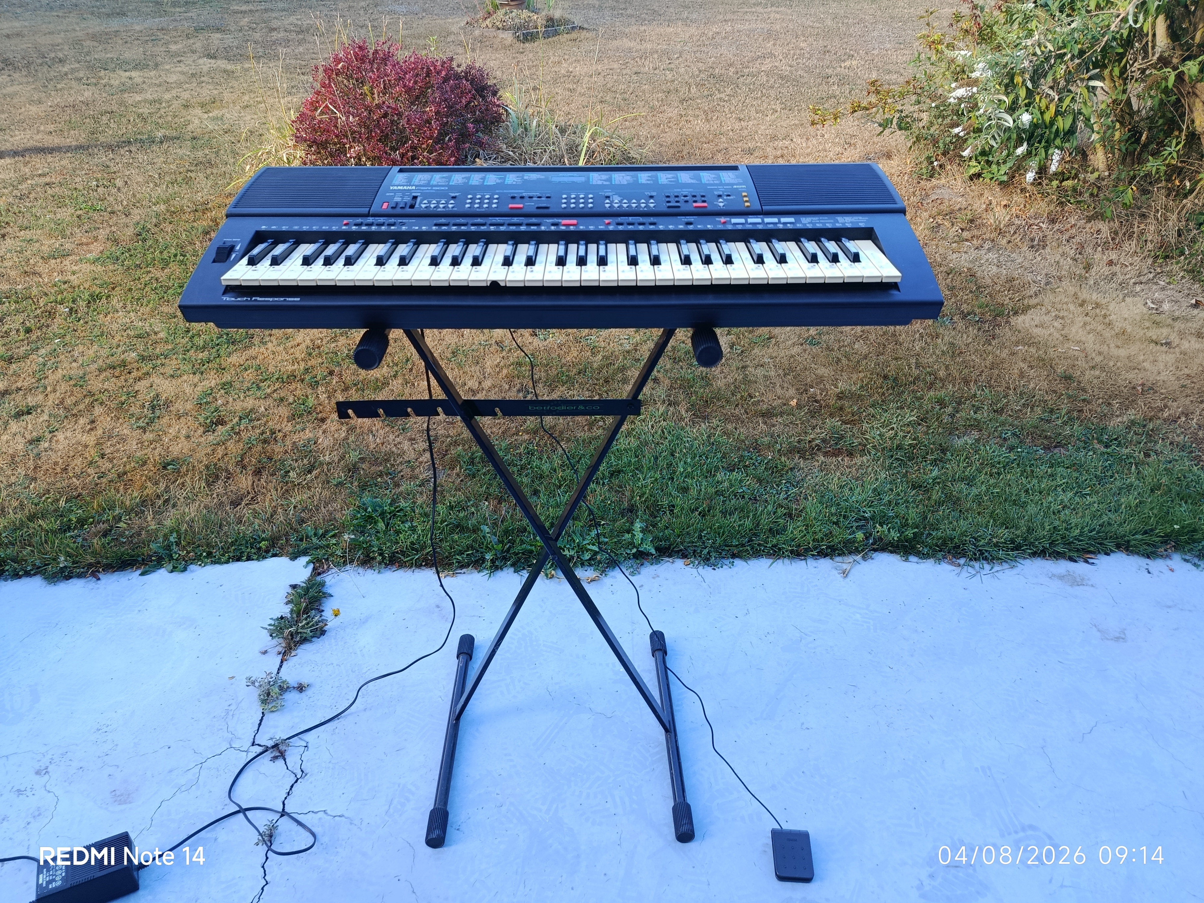 Clavier synthé arrangeur en bon état avec stand, échange possible contre guitare 