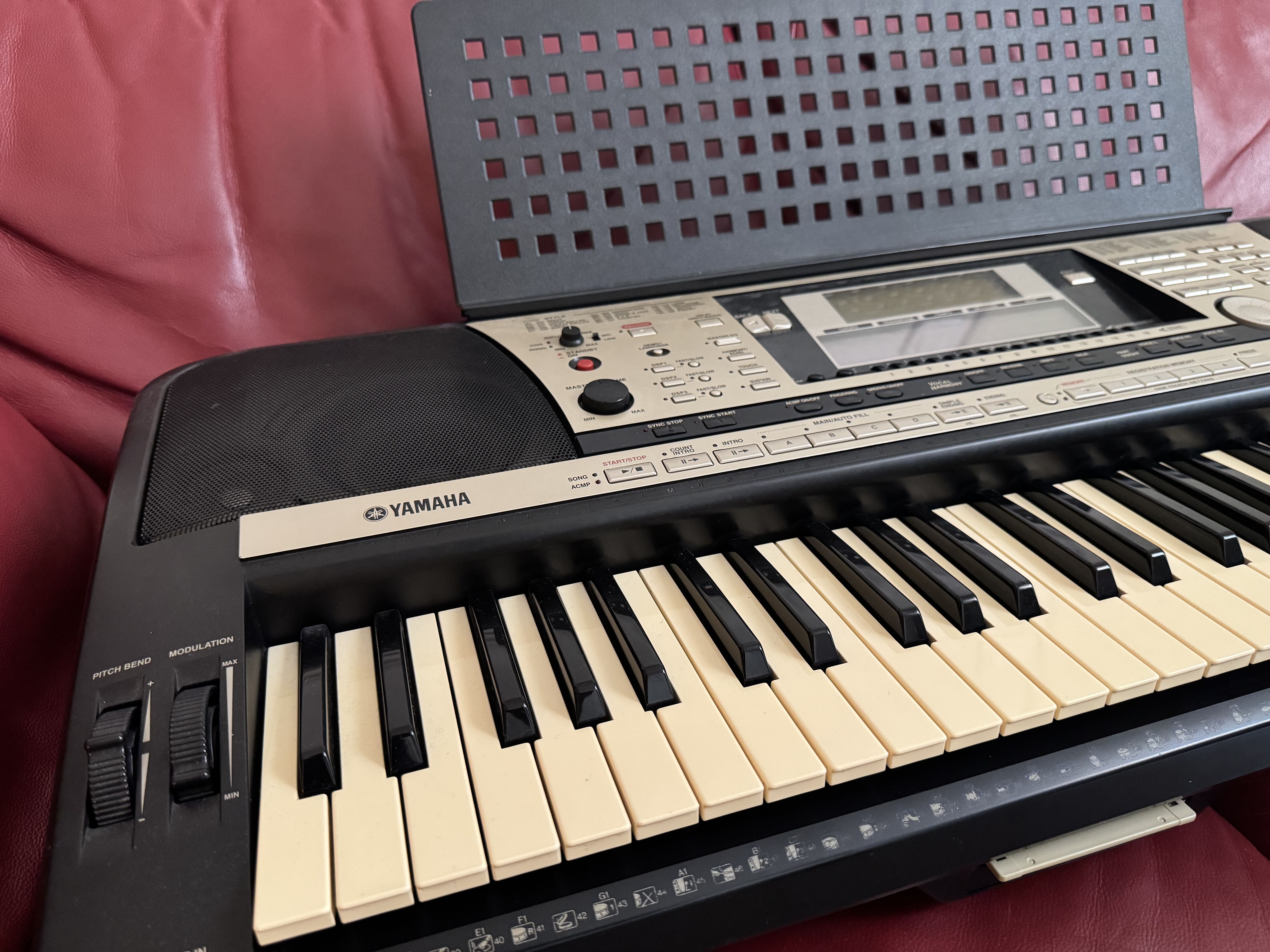 Yamaha PSR-740 (Clavier arrangeur 61 touches) + Alim & Pupitre