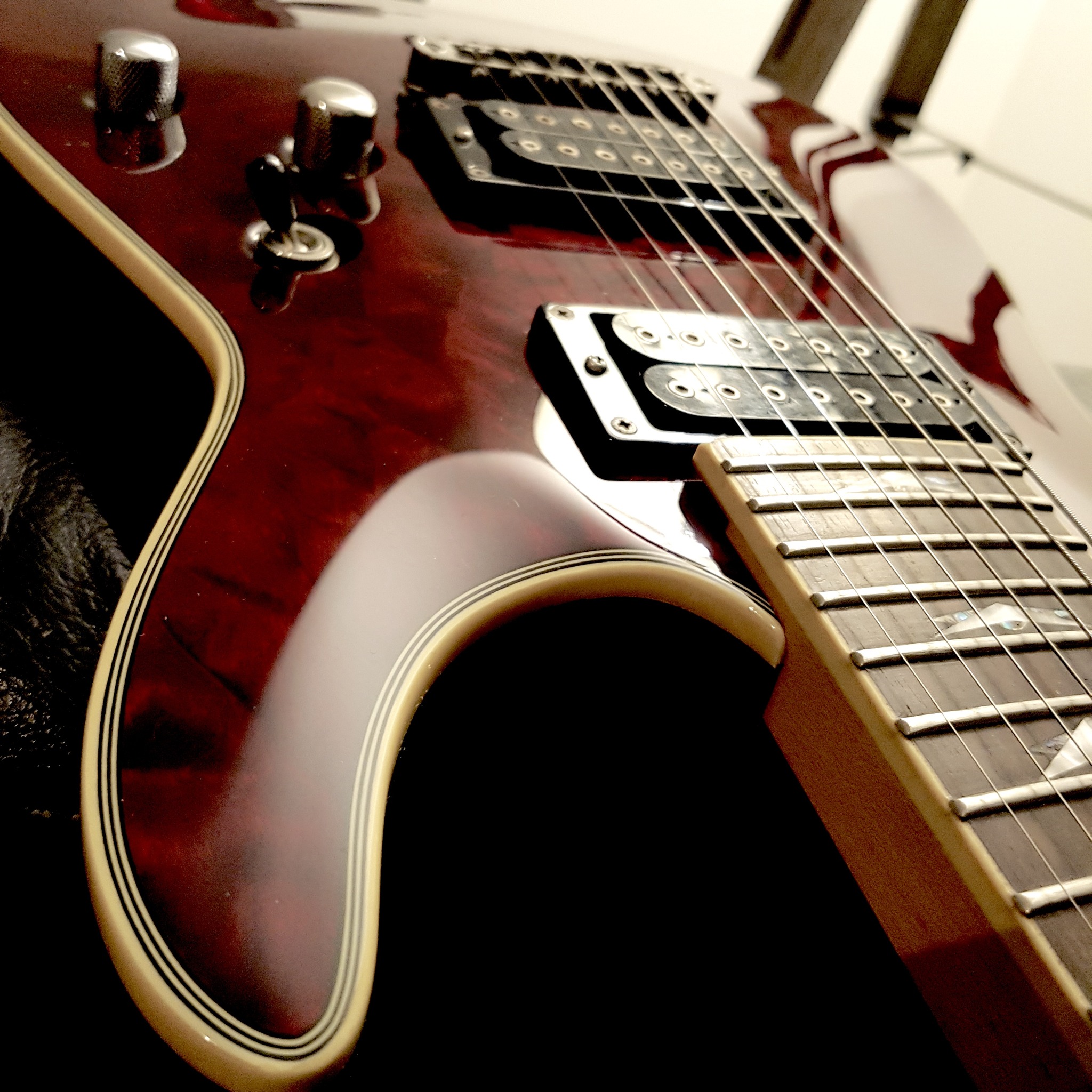 Vends Schecter Omen 7 cordes w/ micro Bareknuckle