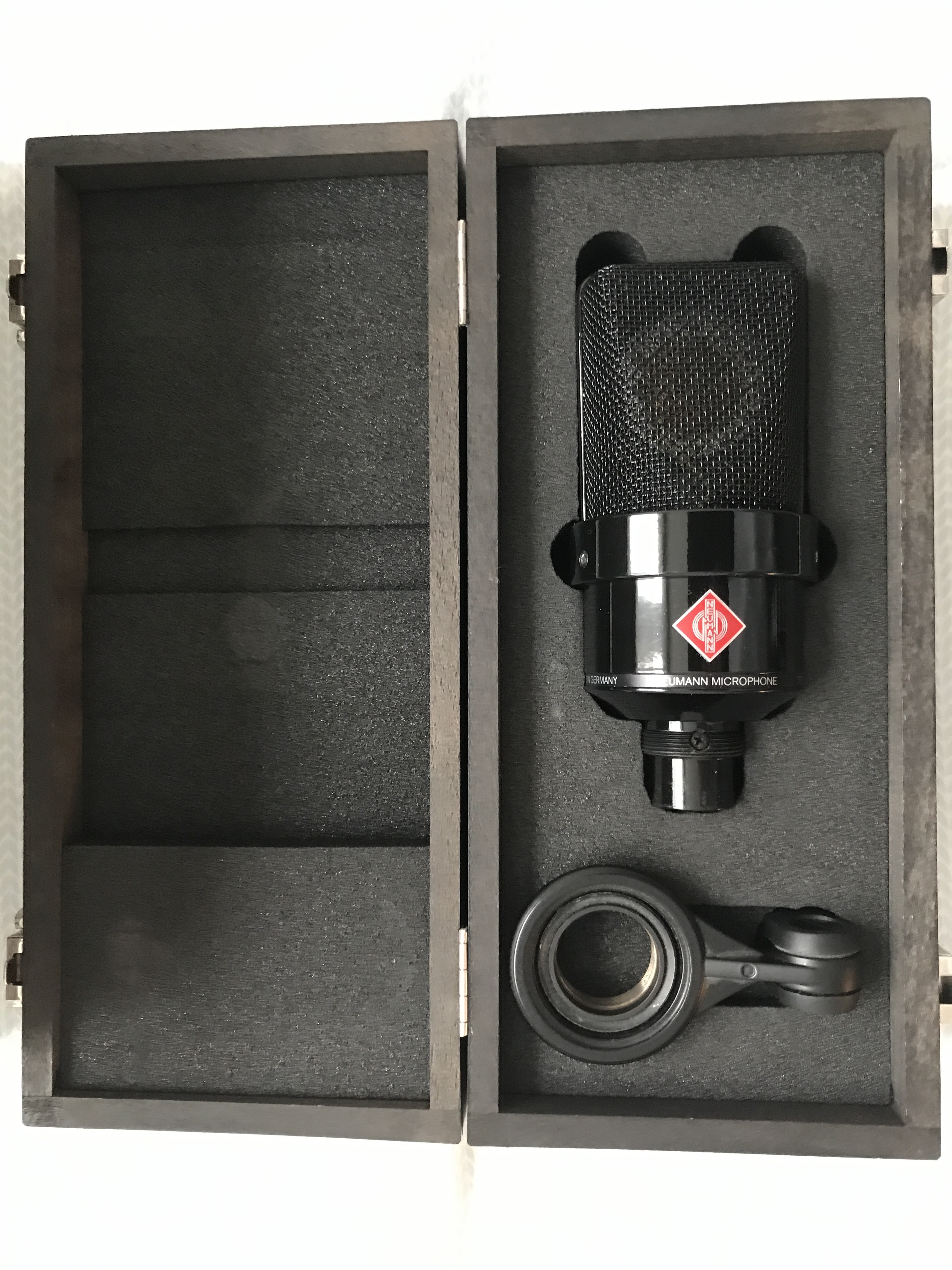 Neumann TLM 103 « Monolith » – Édition limitée 2001 (500 exemplaires) – Finition noire brillante