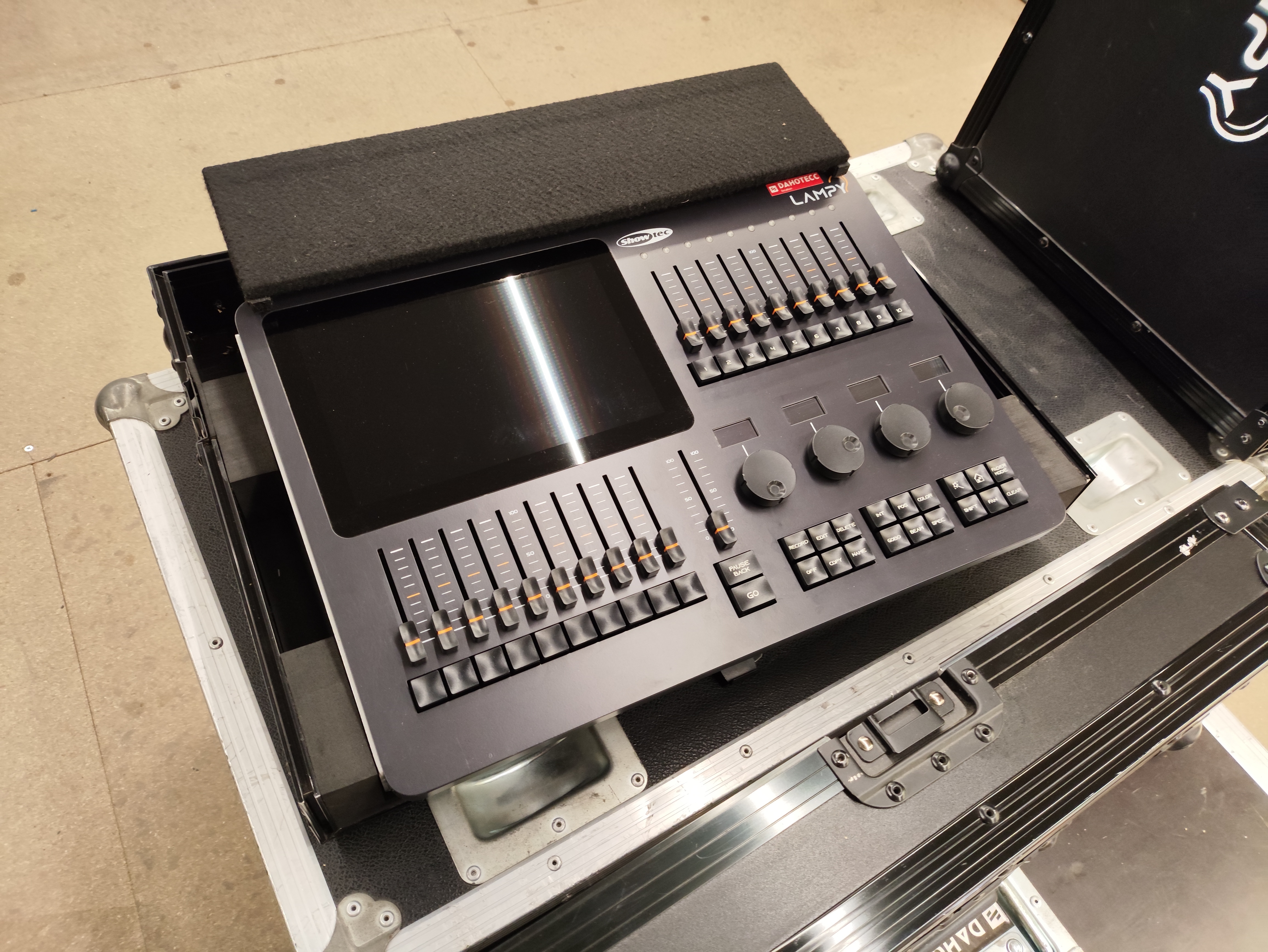 Vends Lampy 20 – 1 univers, en bon état, livré en fly‑case