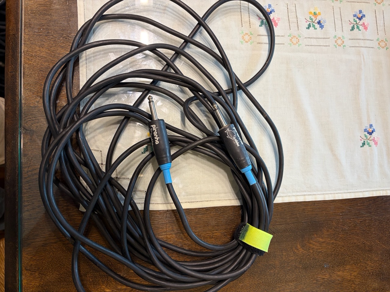 Instrument cable: guitar/bass shielded cable 