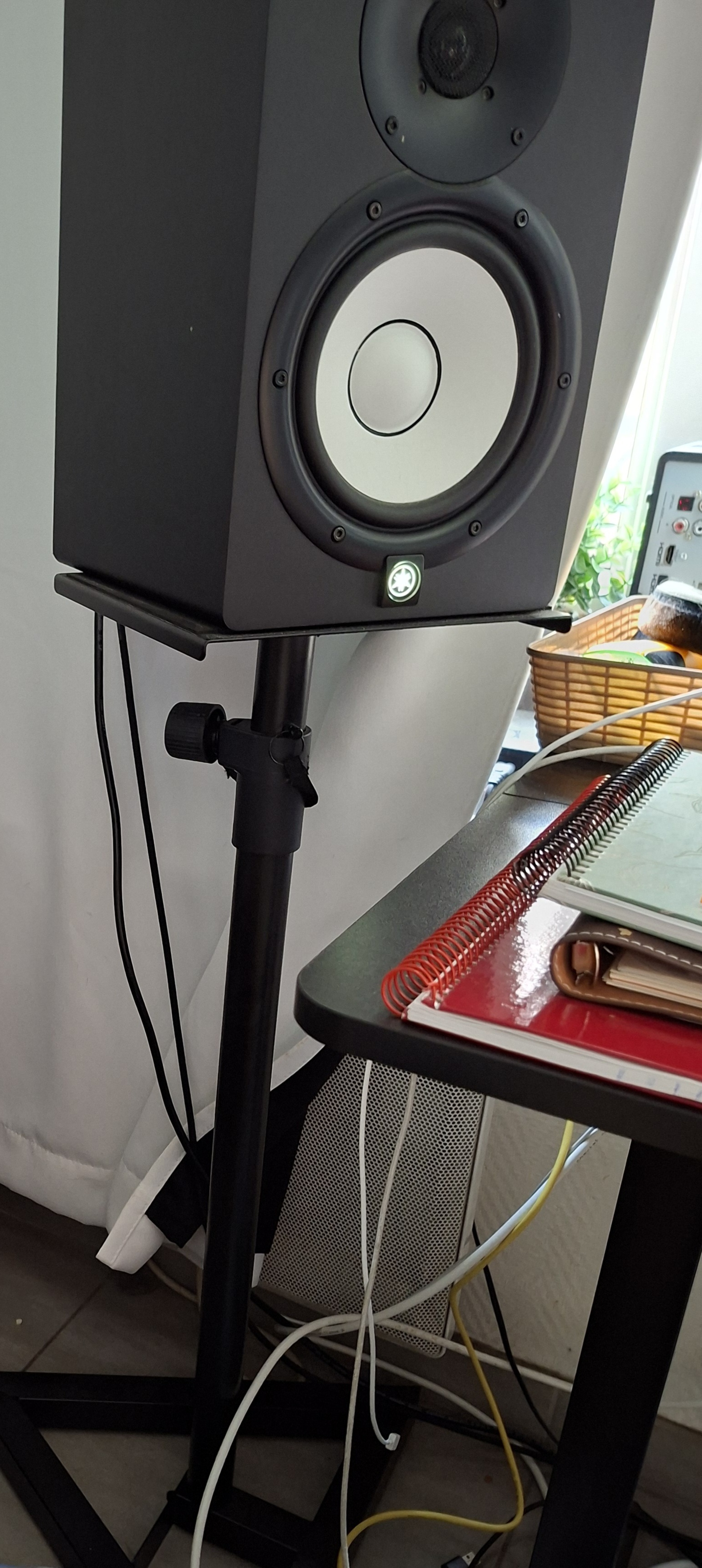 Paire de HS7 + Pieds OFFERTS et câbles audio offerts.