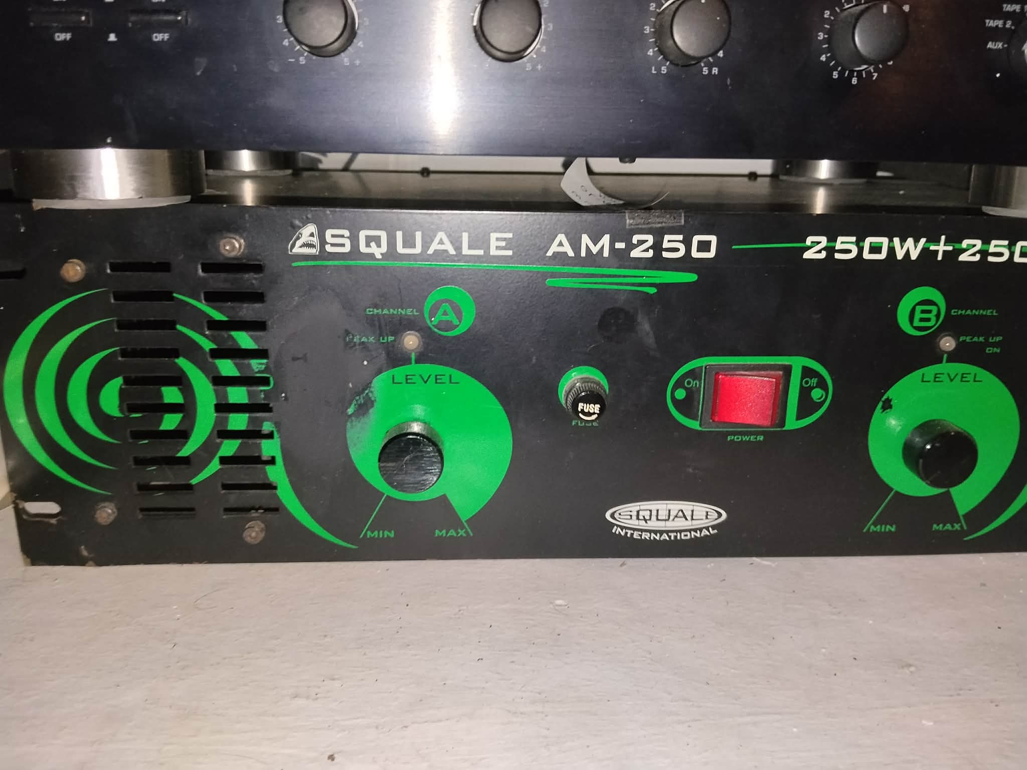 Squale AM-250 – Amplificateur de puissance professionnel – Rack 19" – Hi-Fi / Sono
