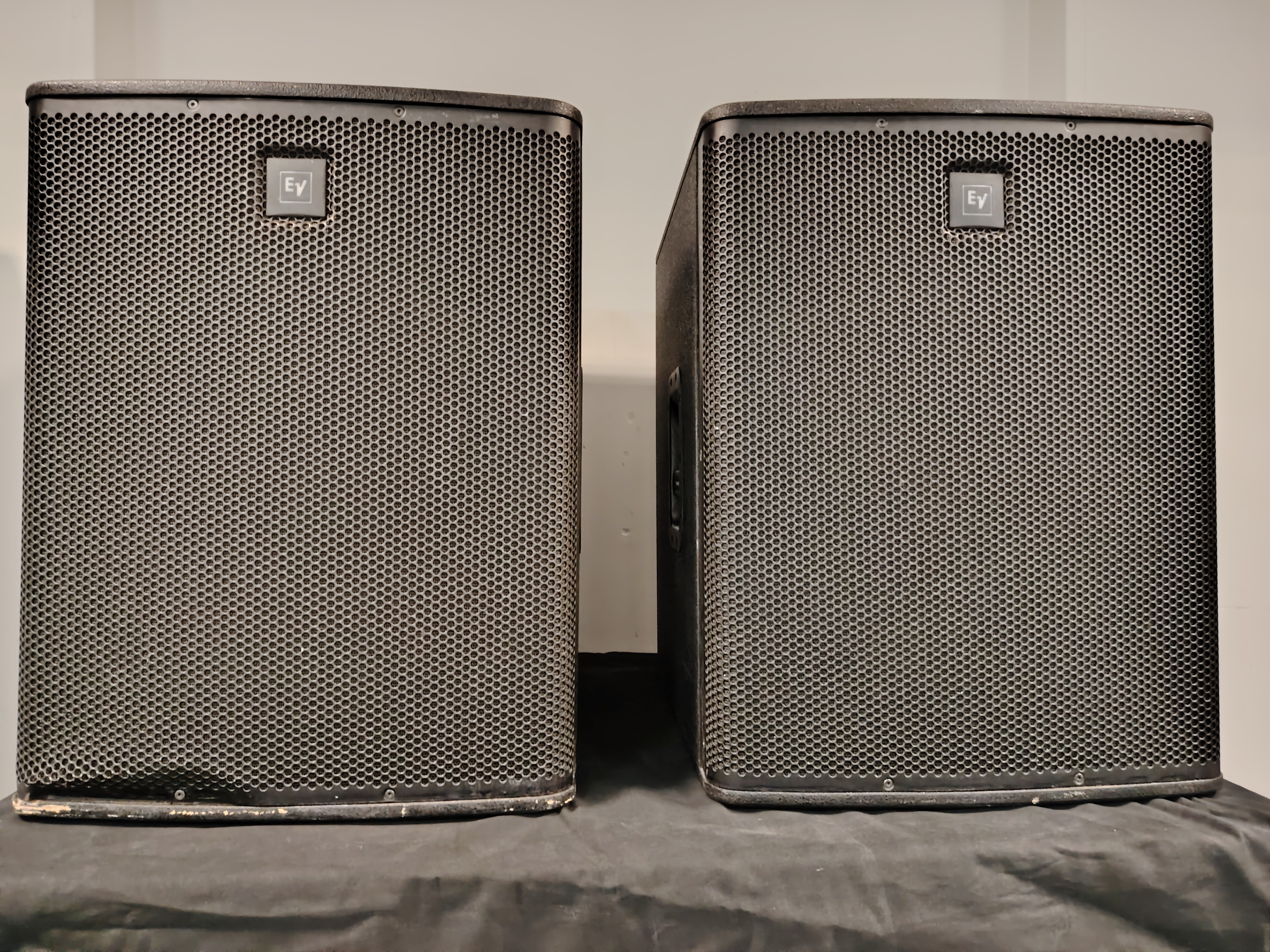 À VENDRE !!! Electro-Voice ELX118P – Lot de 2 caissons de basse actifs Série Live X