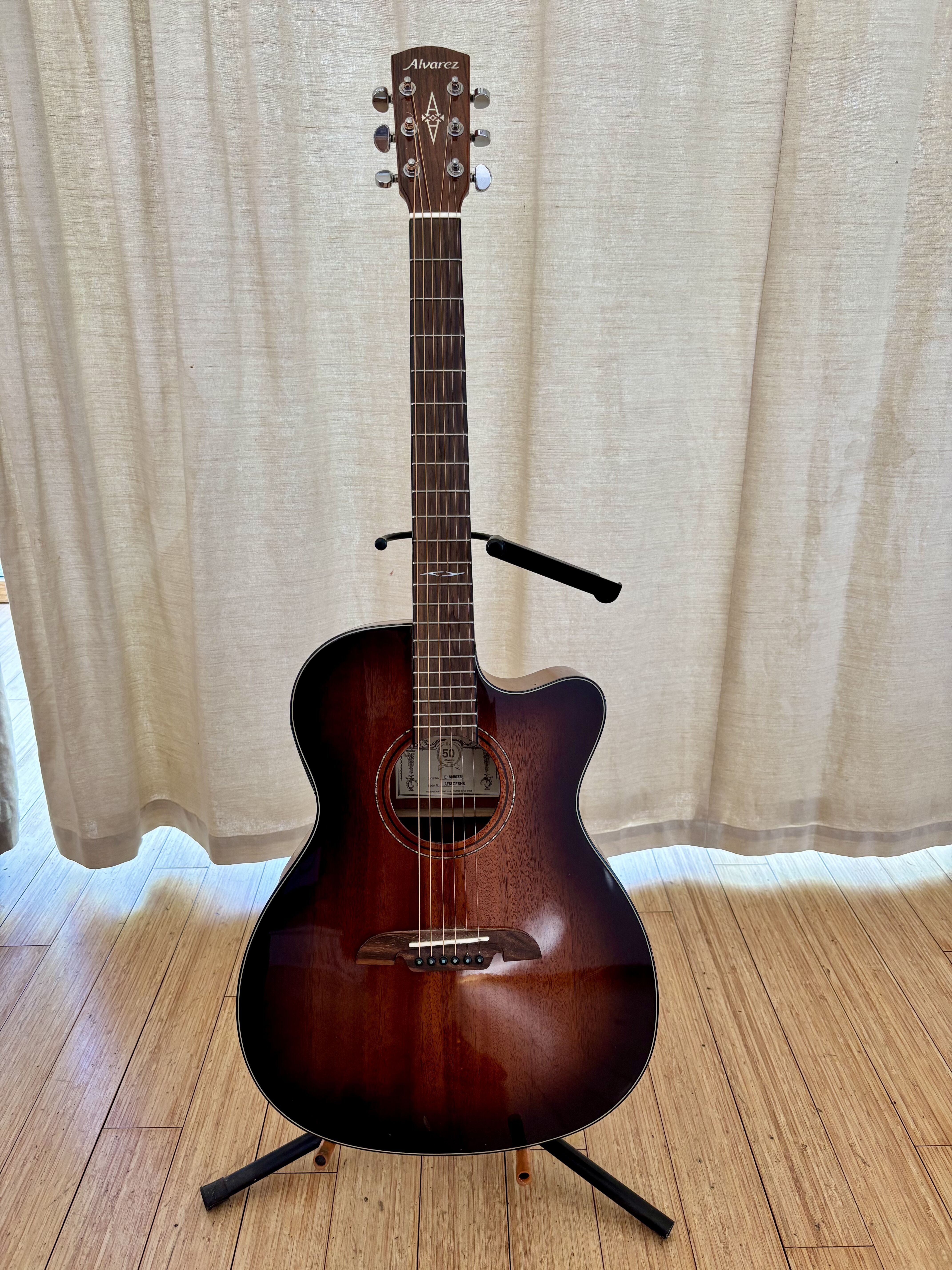 Alvarez AP66ESHB électro-acoustique Parlor