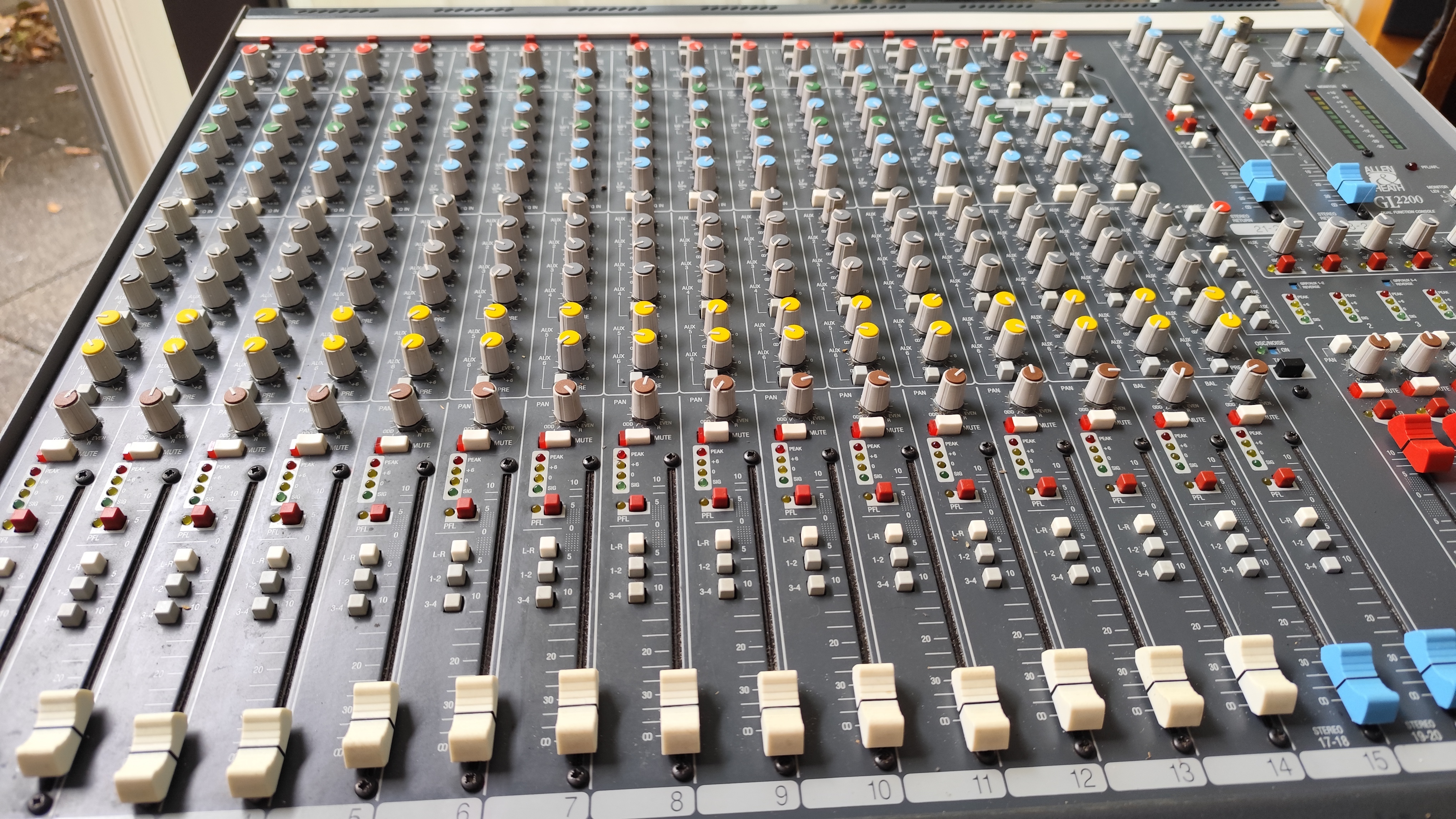 Allen & Heath GL2200-16 (4130)