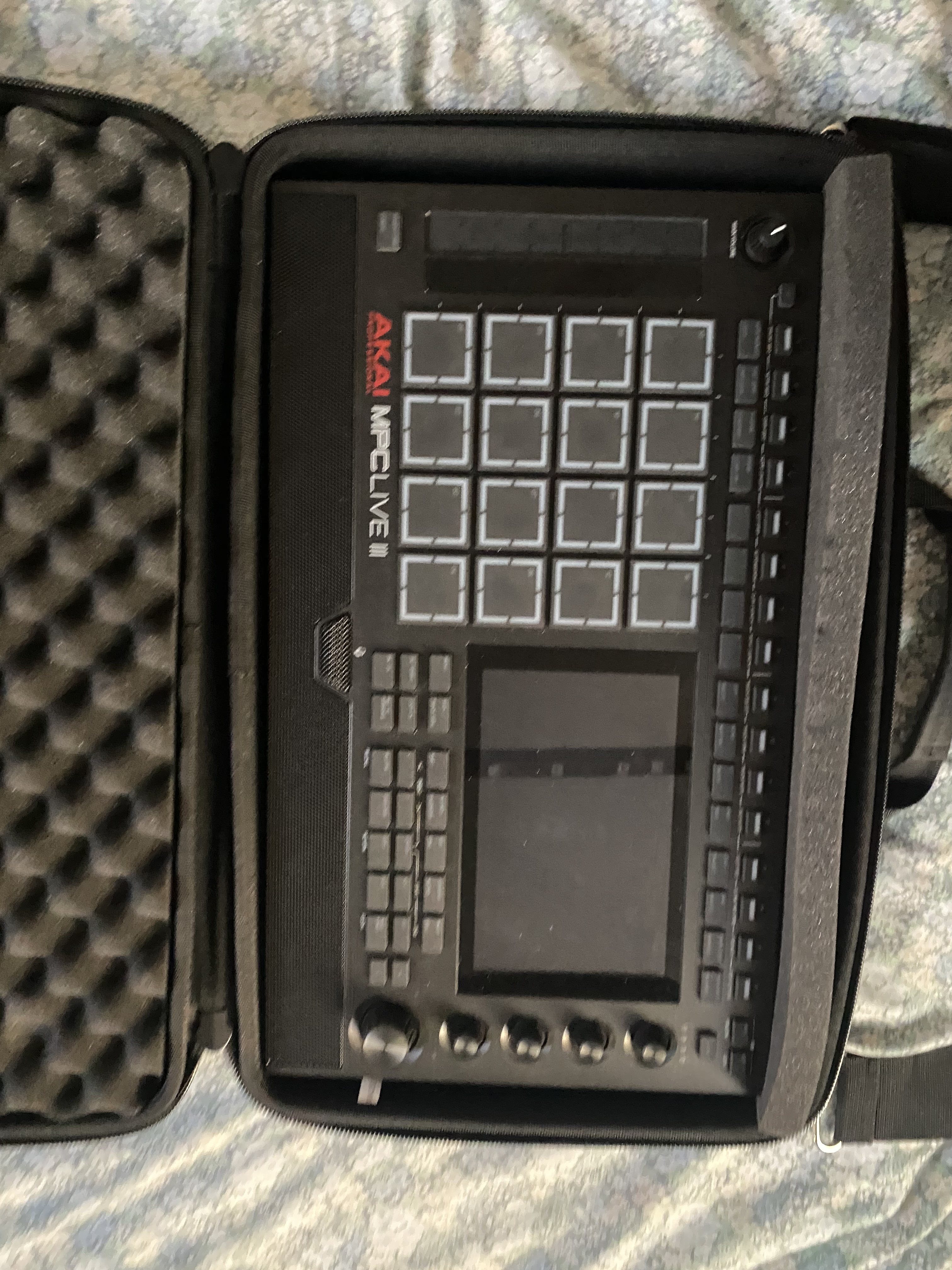 MPC LIVE III quasi neuve avec case magma