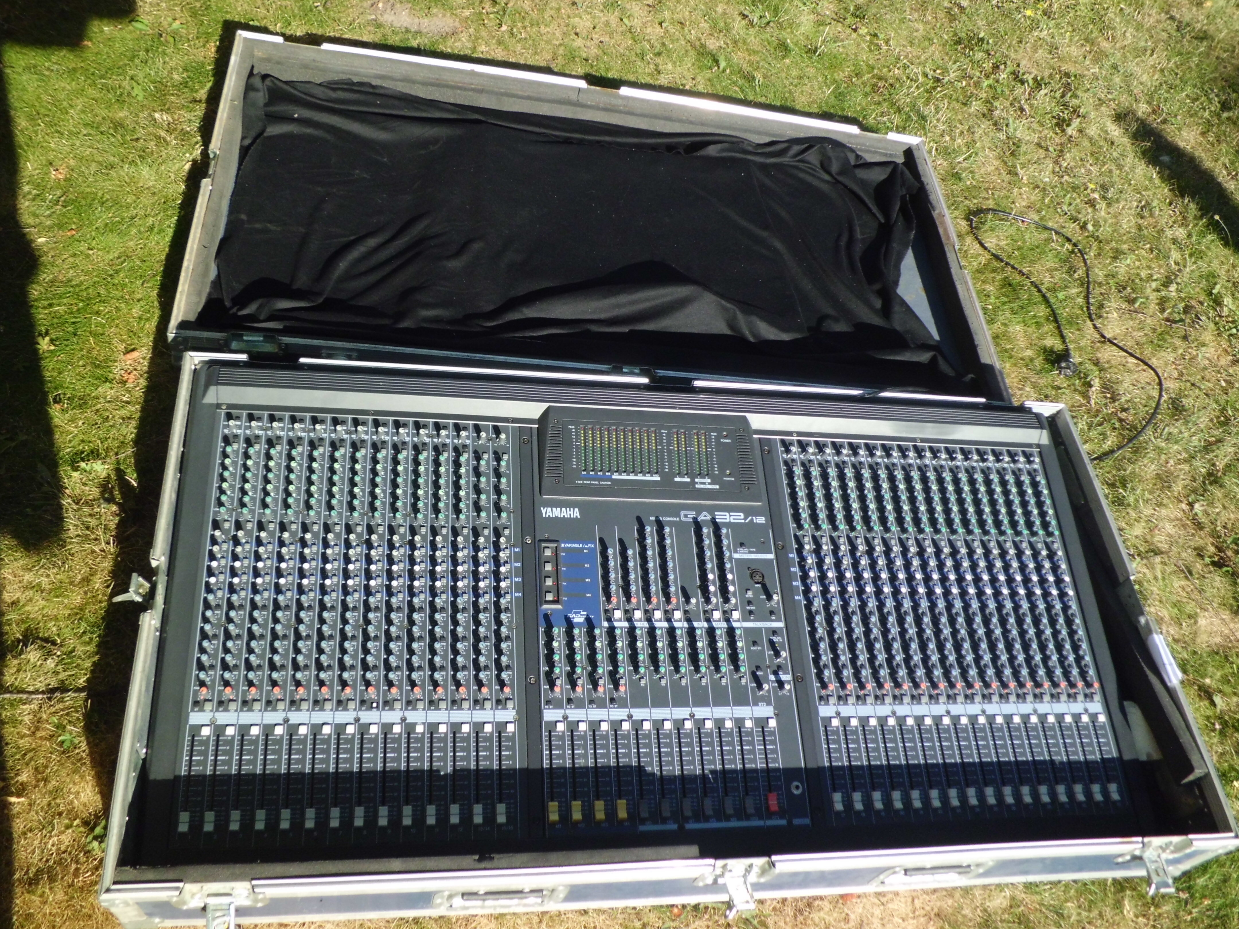 Vends console Yamaha GA32/12 dans son flight-case
