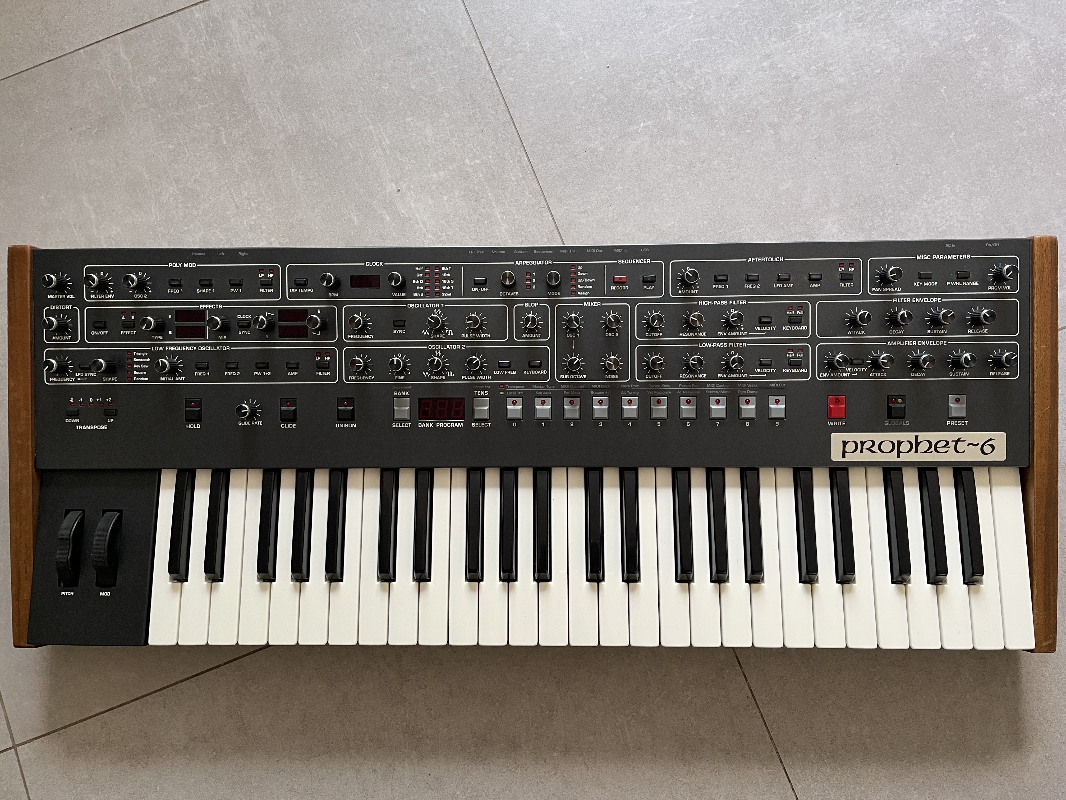Sequential Prophet-6 – 49 touches – Comme neuf – 2 300 €