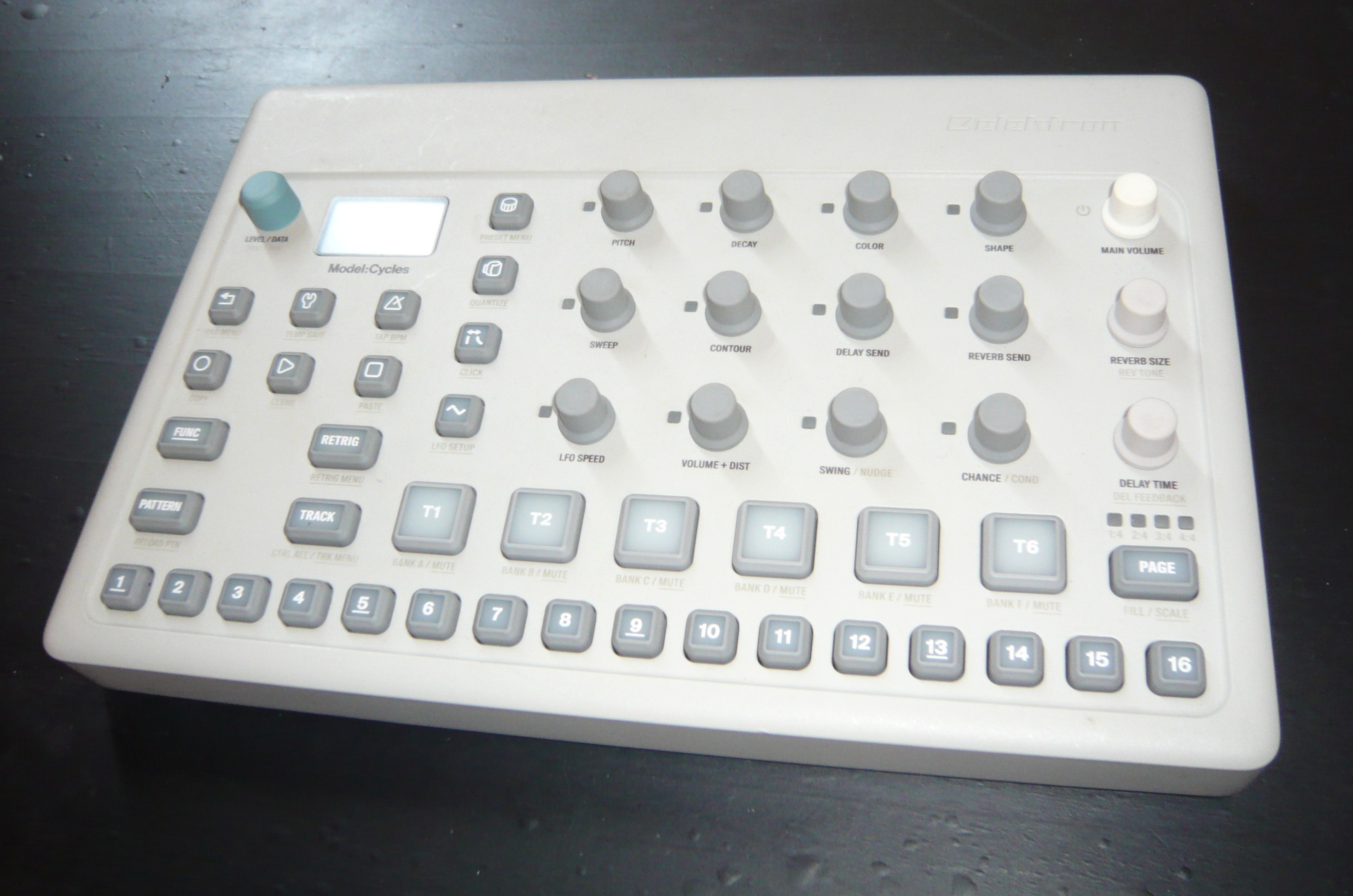 Elektron Model:Cycles Groovebox Boîte à rythmes FM