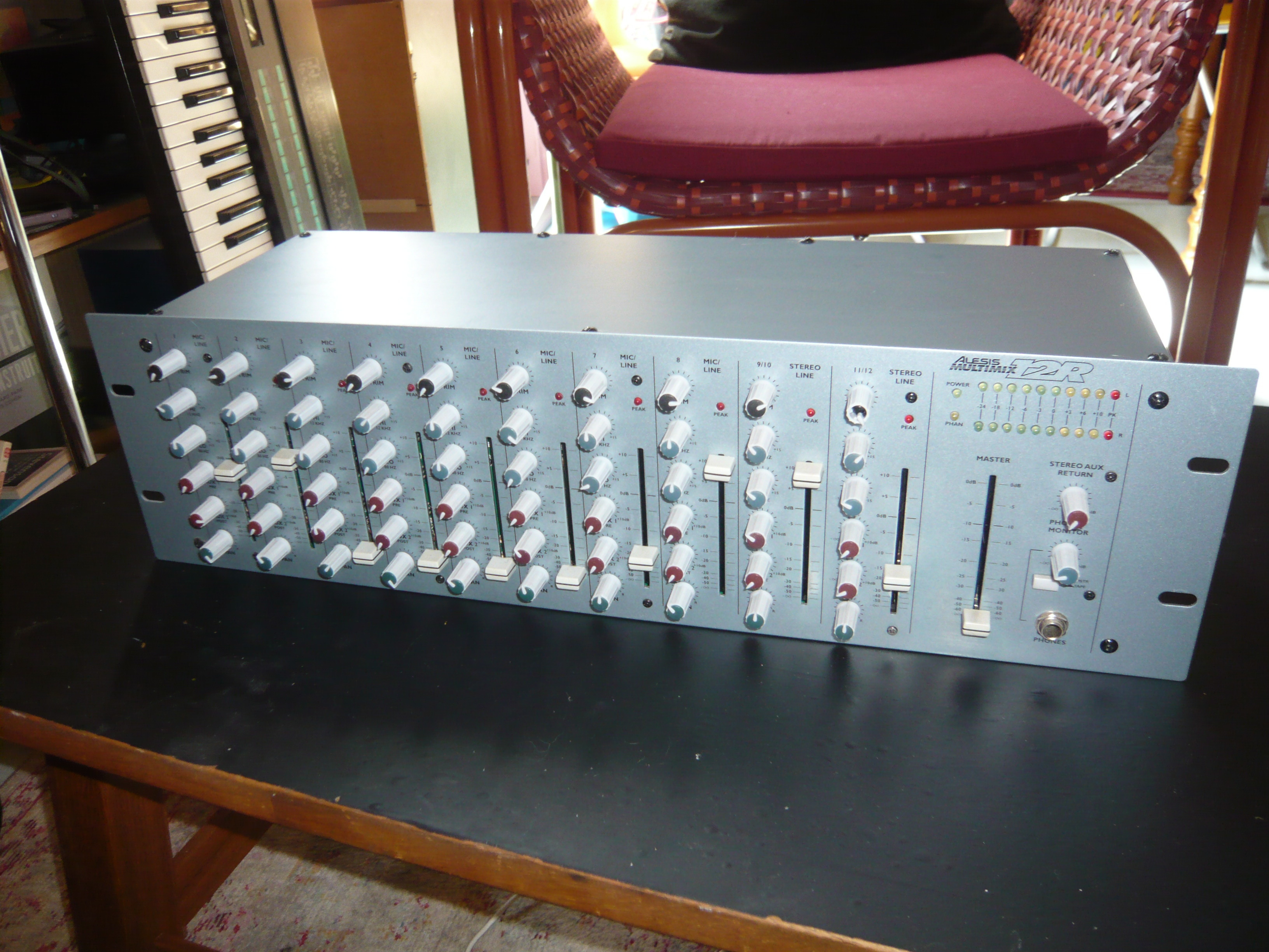 Table de mixage Alesis MultiMix 12R Rackable 12 pistes