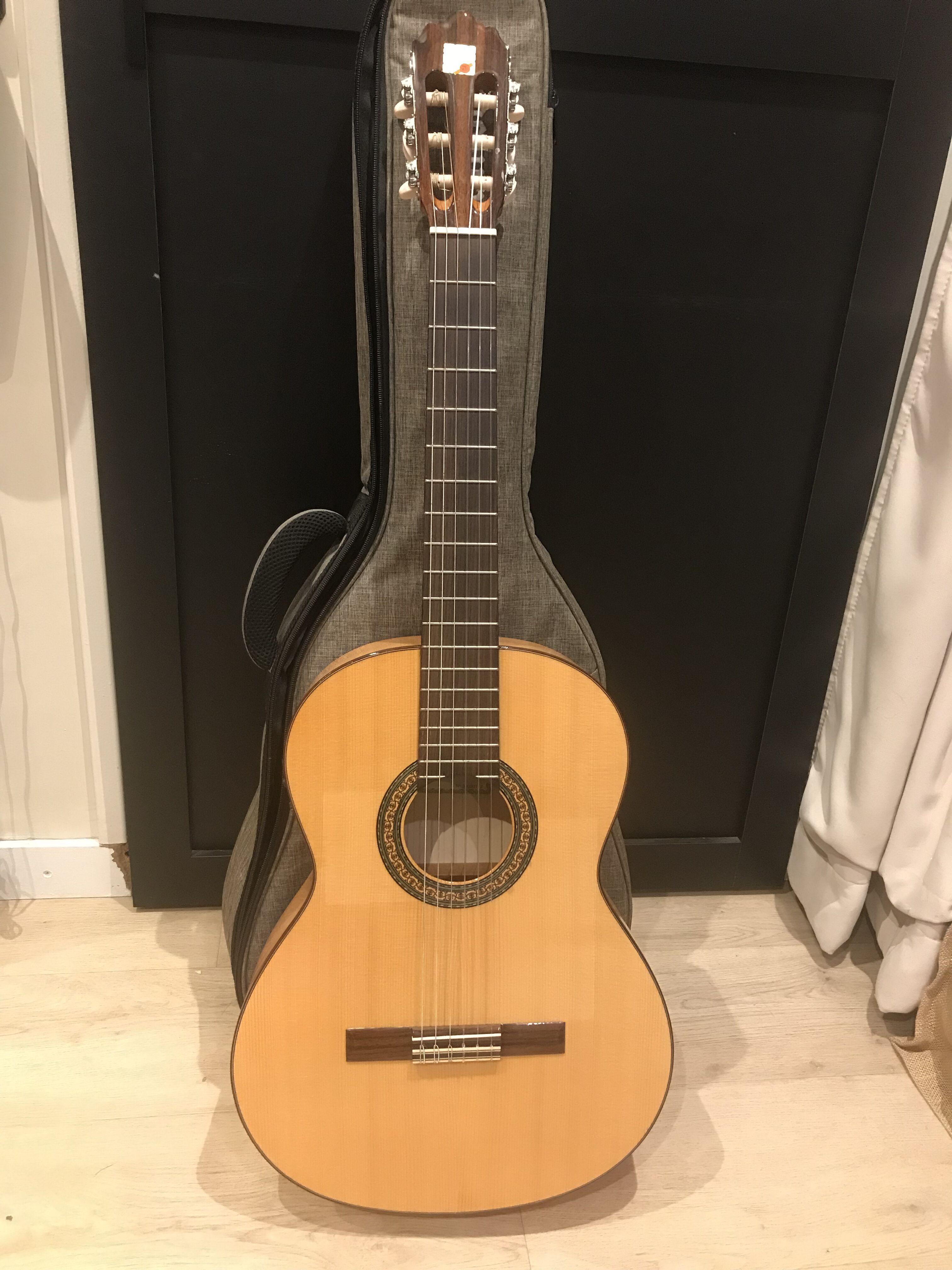 Guitare Alhambra 3F E1 Electro-Nylon réglée & Housse