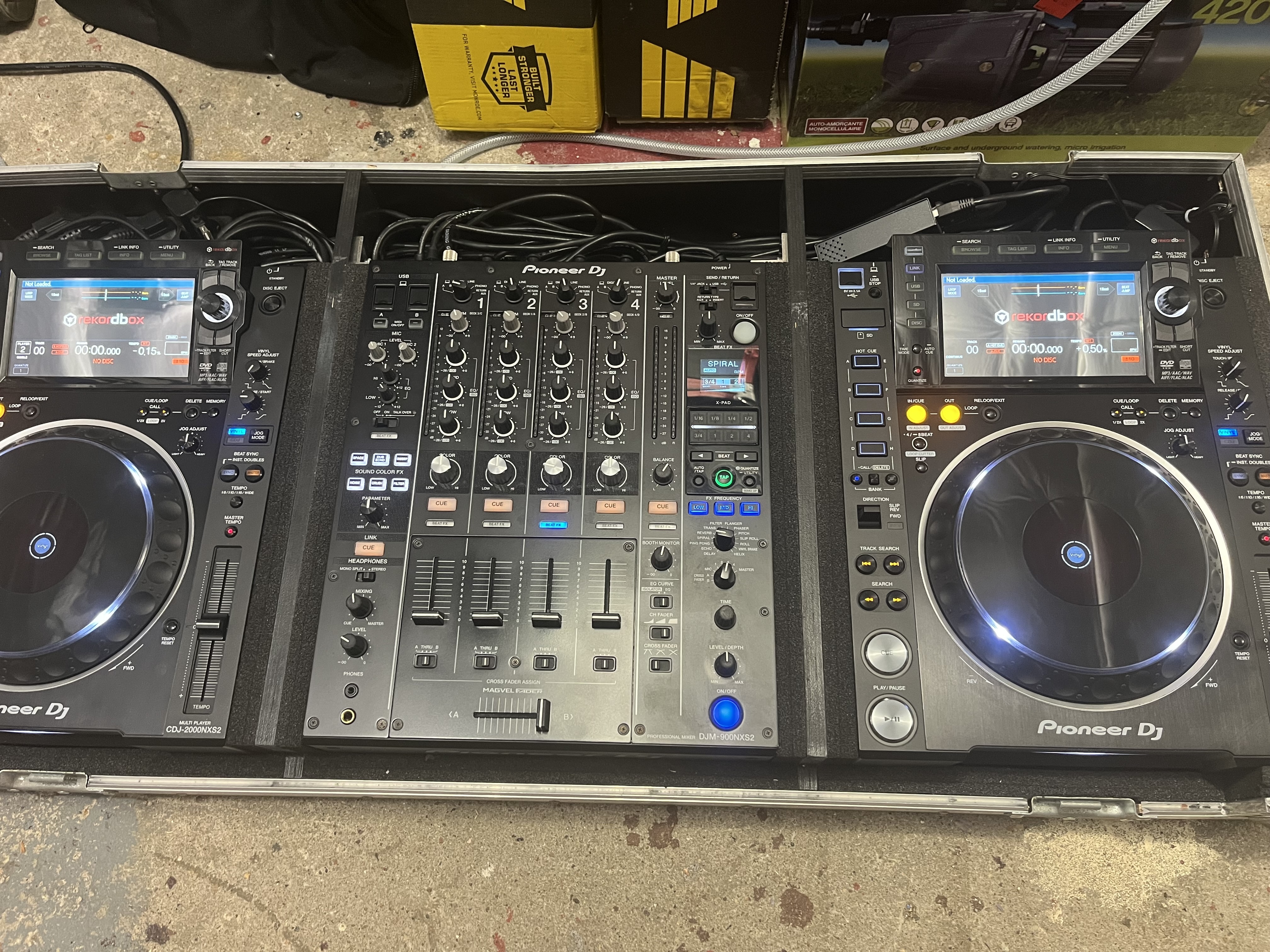 Pack Pioneer DJ 2x CDJ-2000NXS2 + DJM-900NXS2 + Flight Case – Parfait état