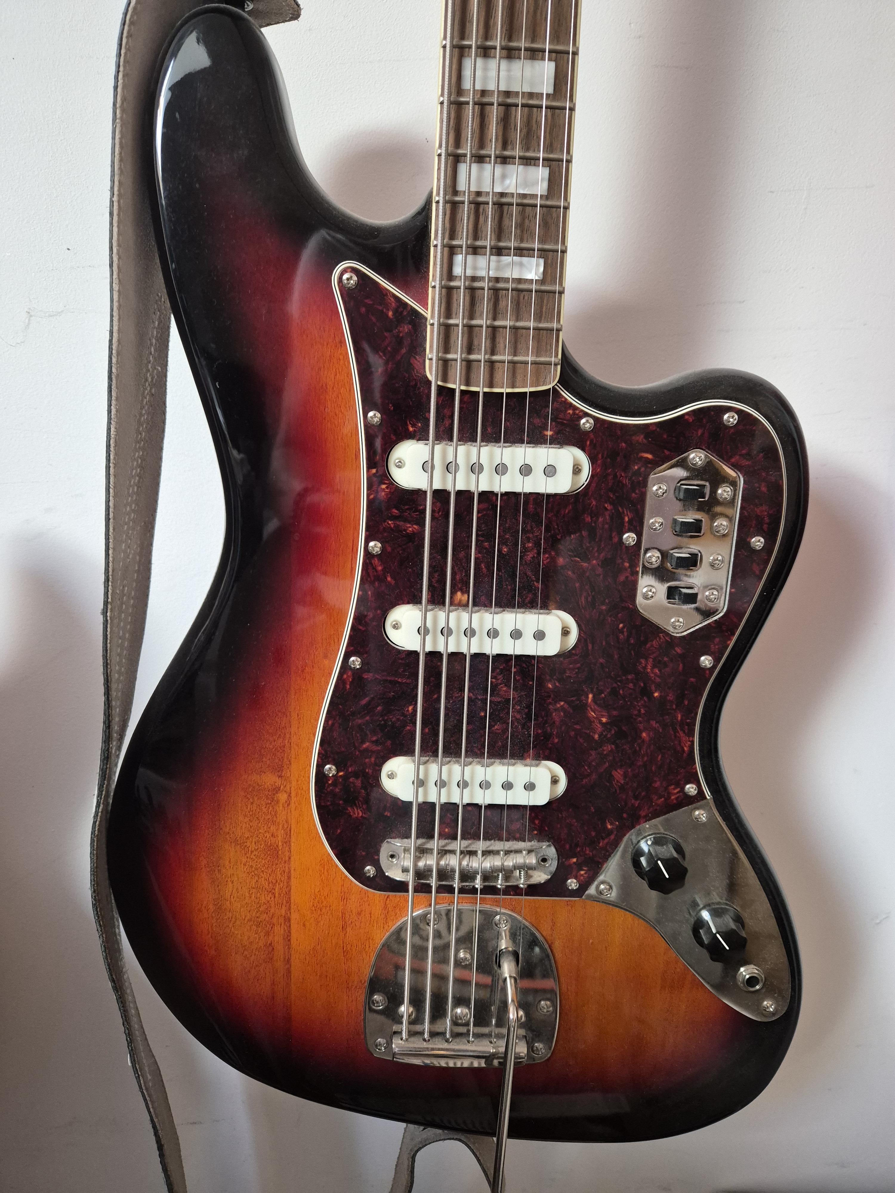  Squier Classic Vibe Bass VI