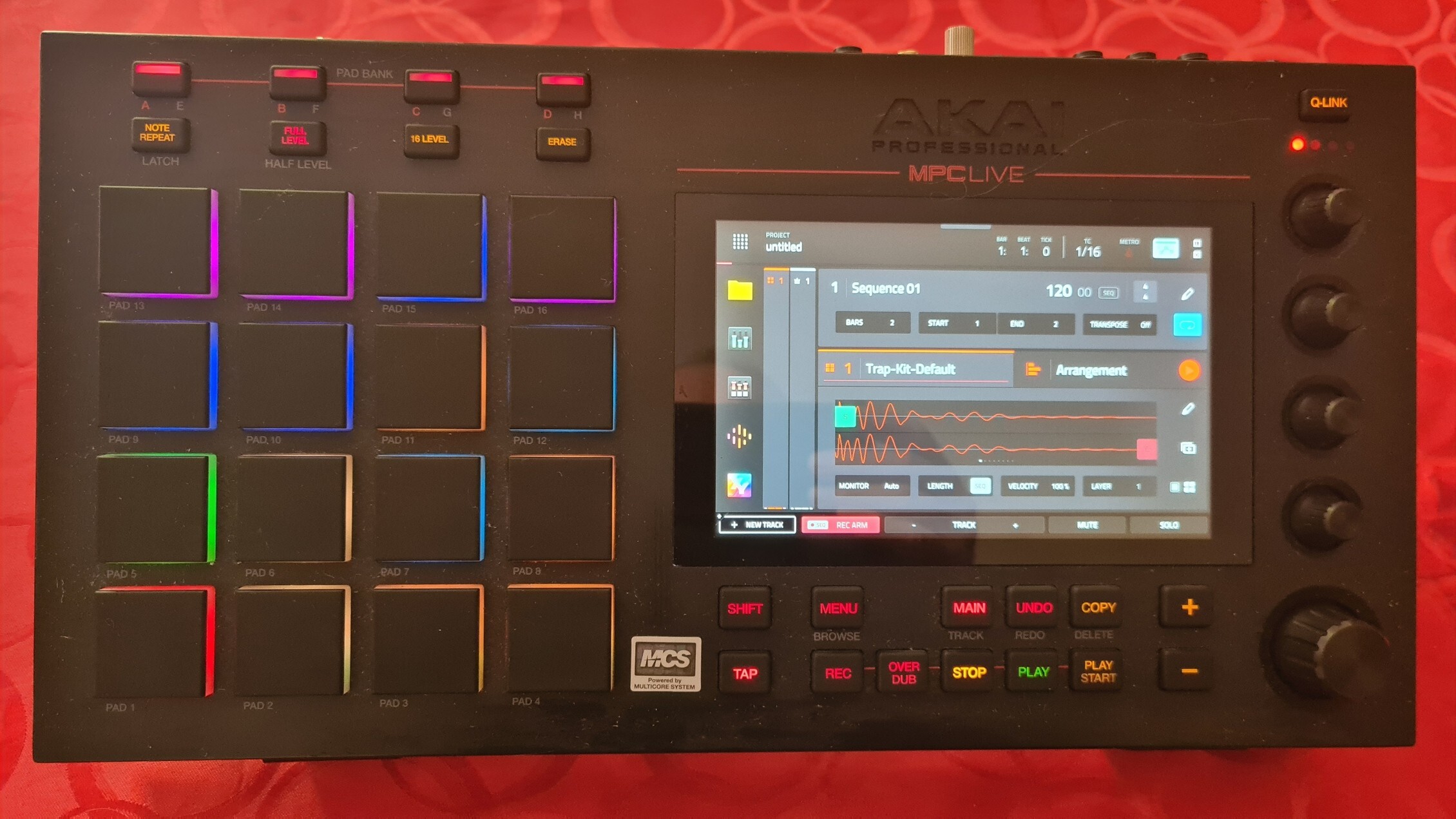 Vends Akai MPC Live - Très bon état - Accessoires + Banque de Plugins InMusic