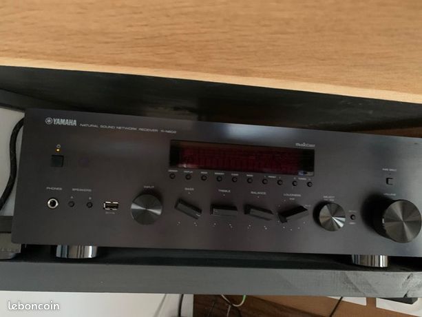 Vends amplificateur YamahaR-N602 de couleur Noir