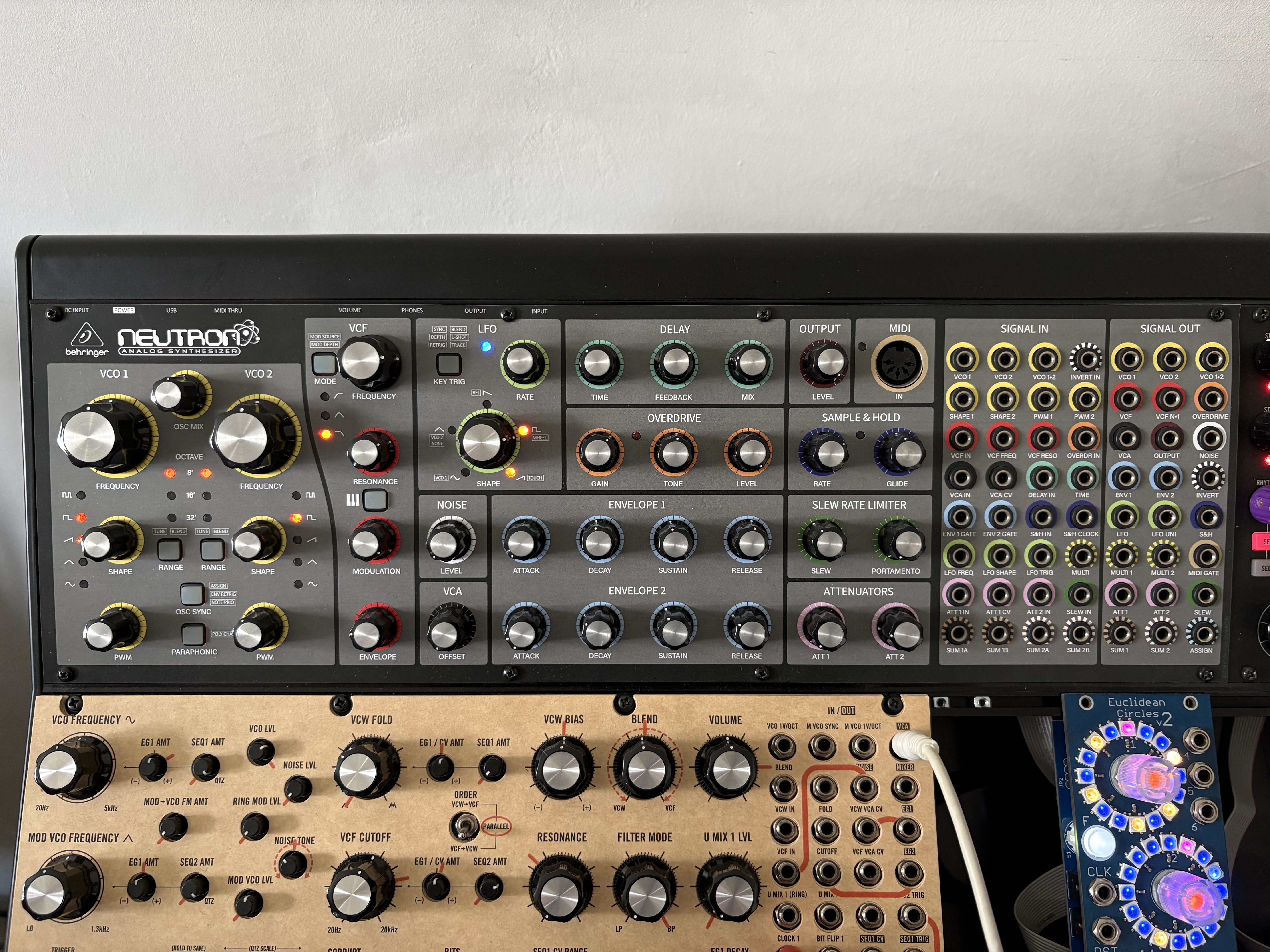 Behringer Neutron (395)