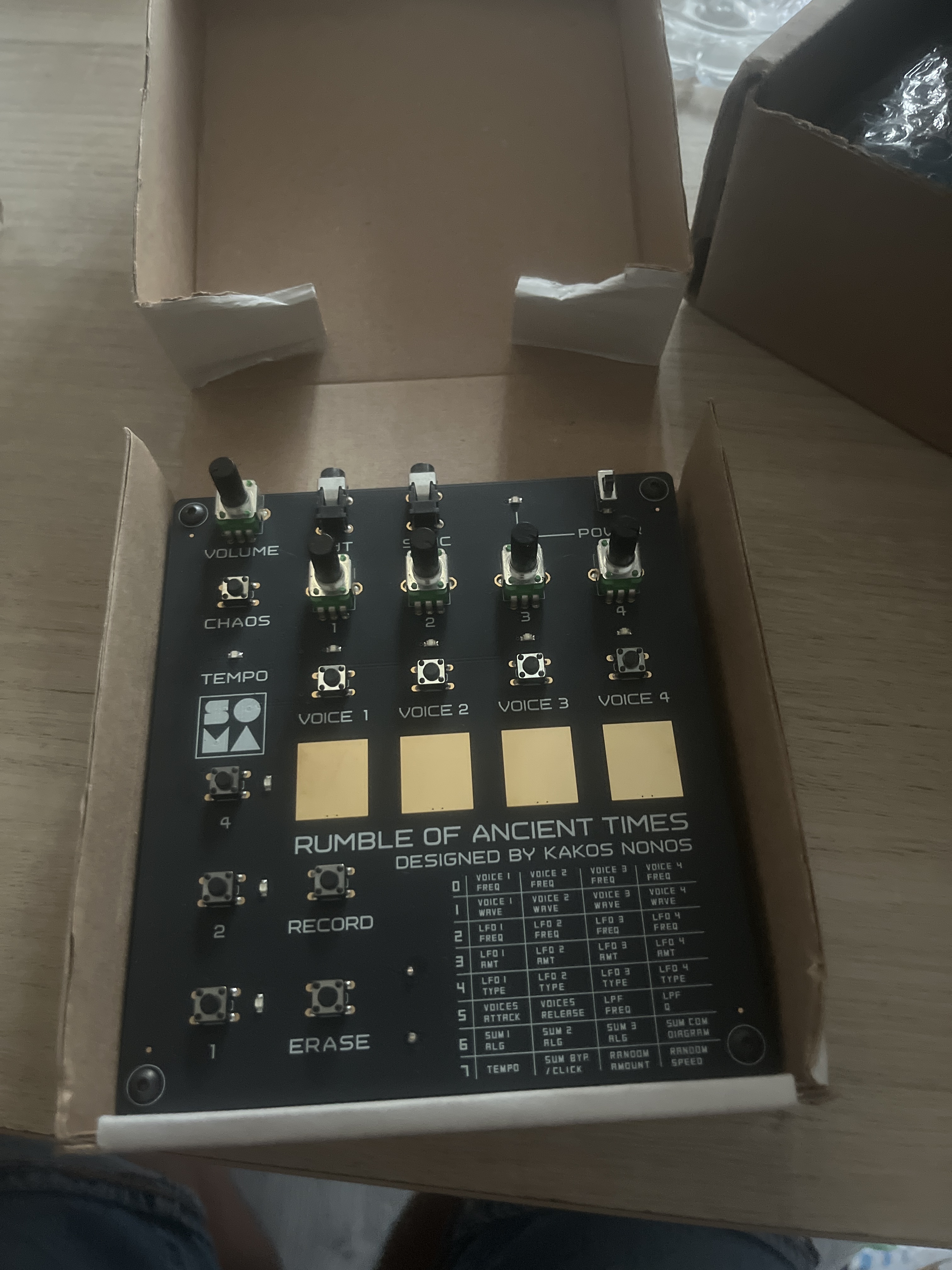 SOMA Laboratory Rumble of Ancient Times (RoAT) – Synthétiseur expérimental 8-bit – Neuf emballé