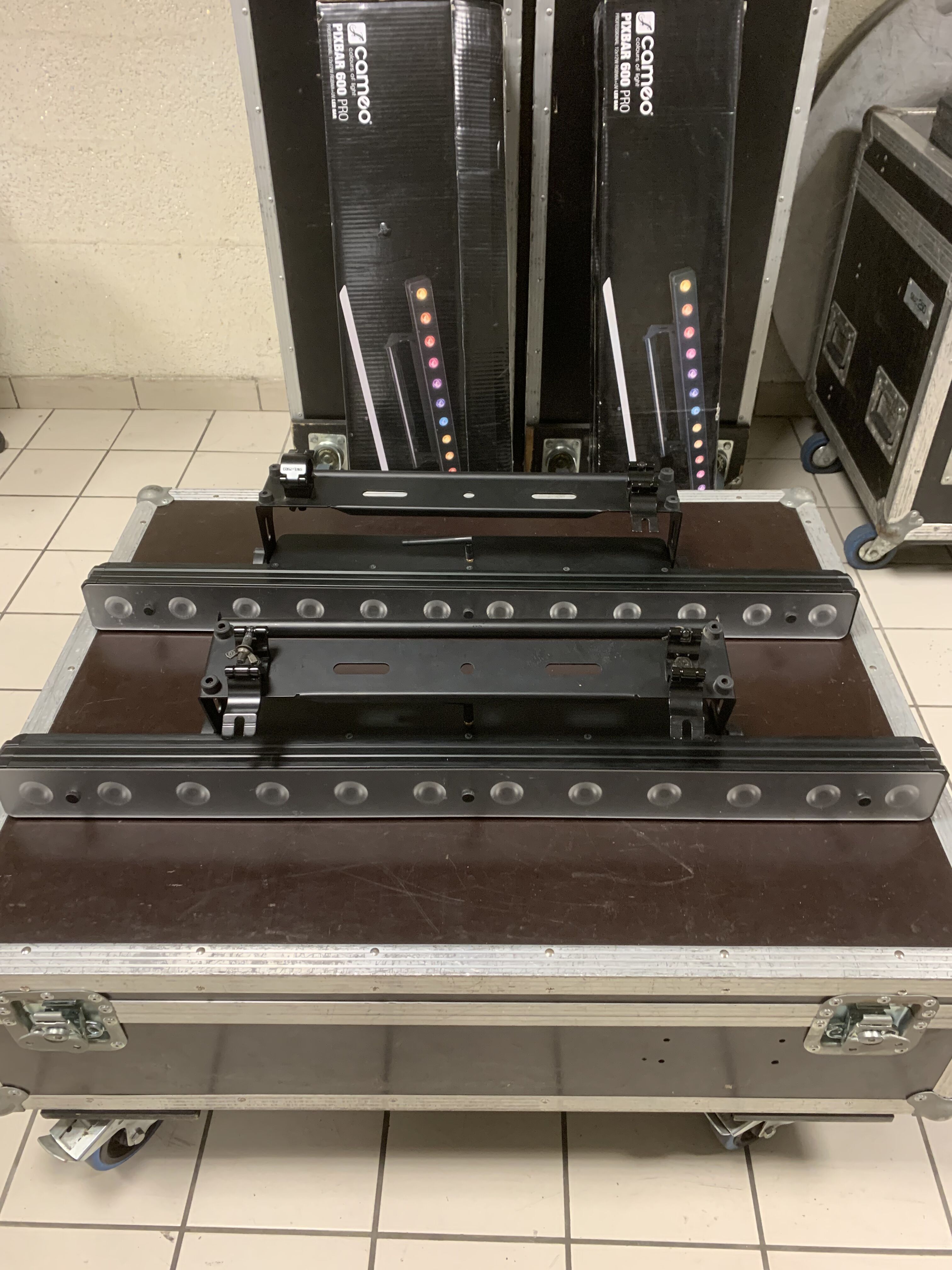 Vends Cameo Pixbar 600 pro + flycase + recepteurs Electroconcept dmx