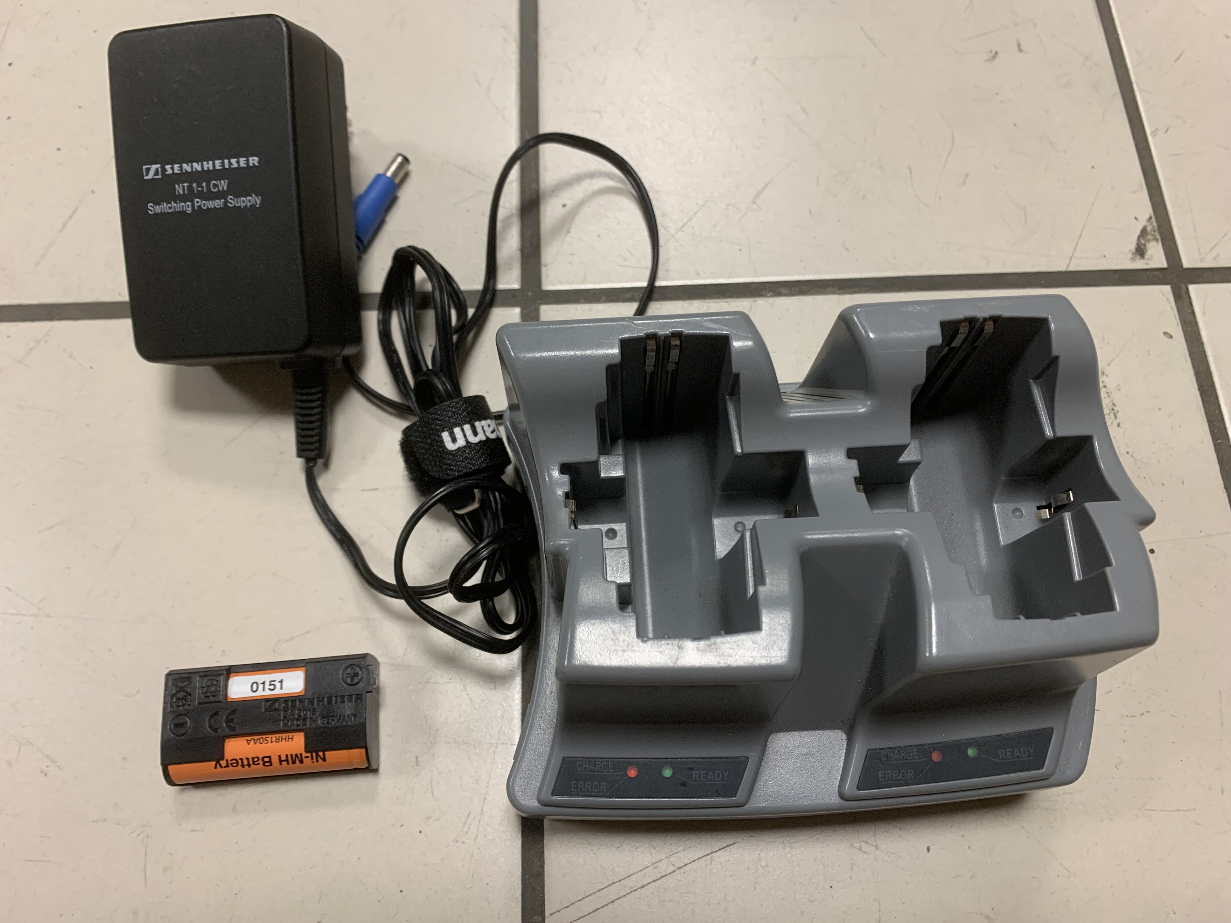 Vends Charger Sennheiser L2015 avec alimentation + Batterie