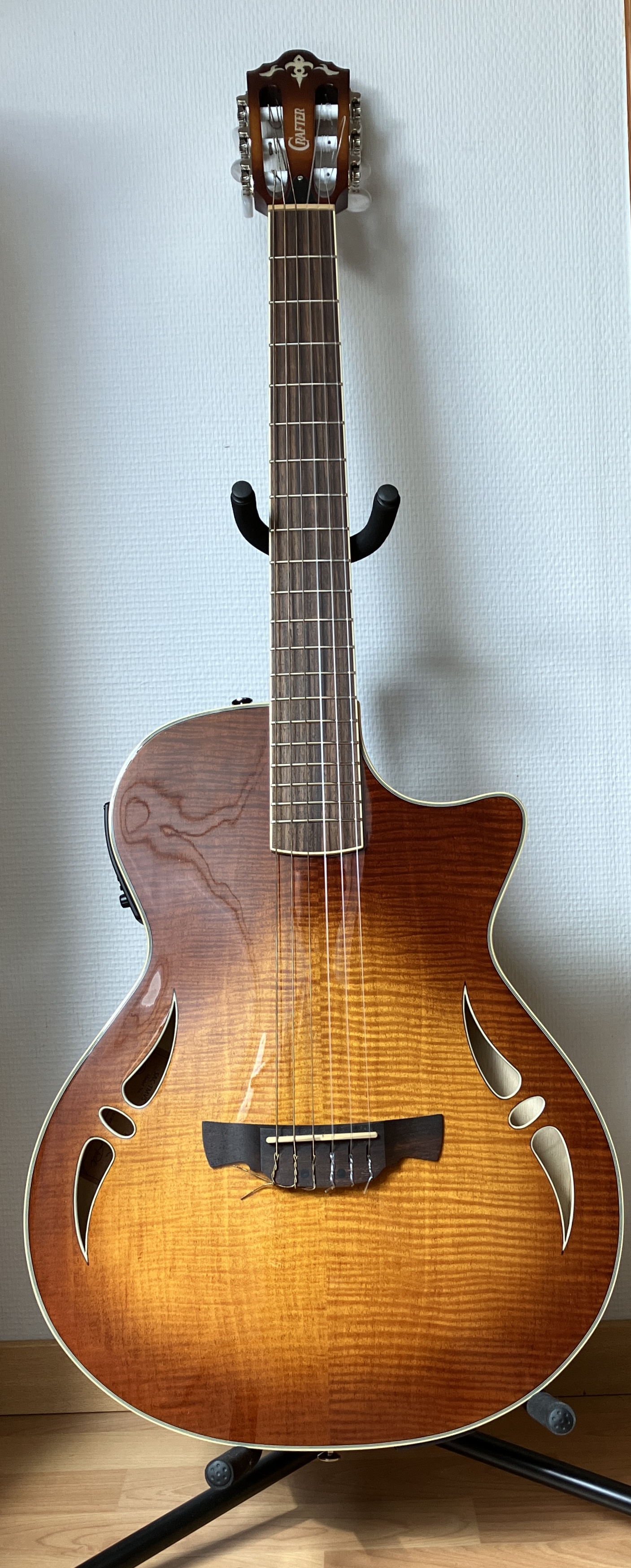 Vends belle guitare Crafter électroacoustique nylon SAC-TMVS