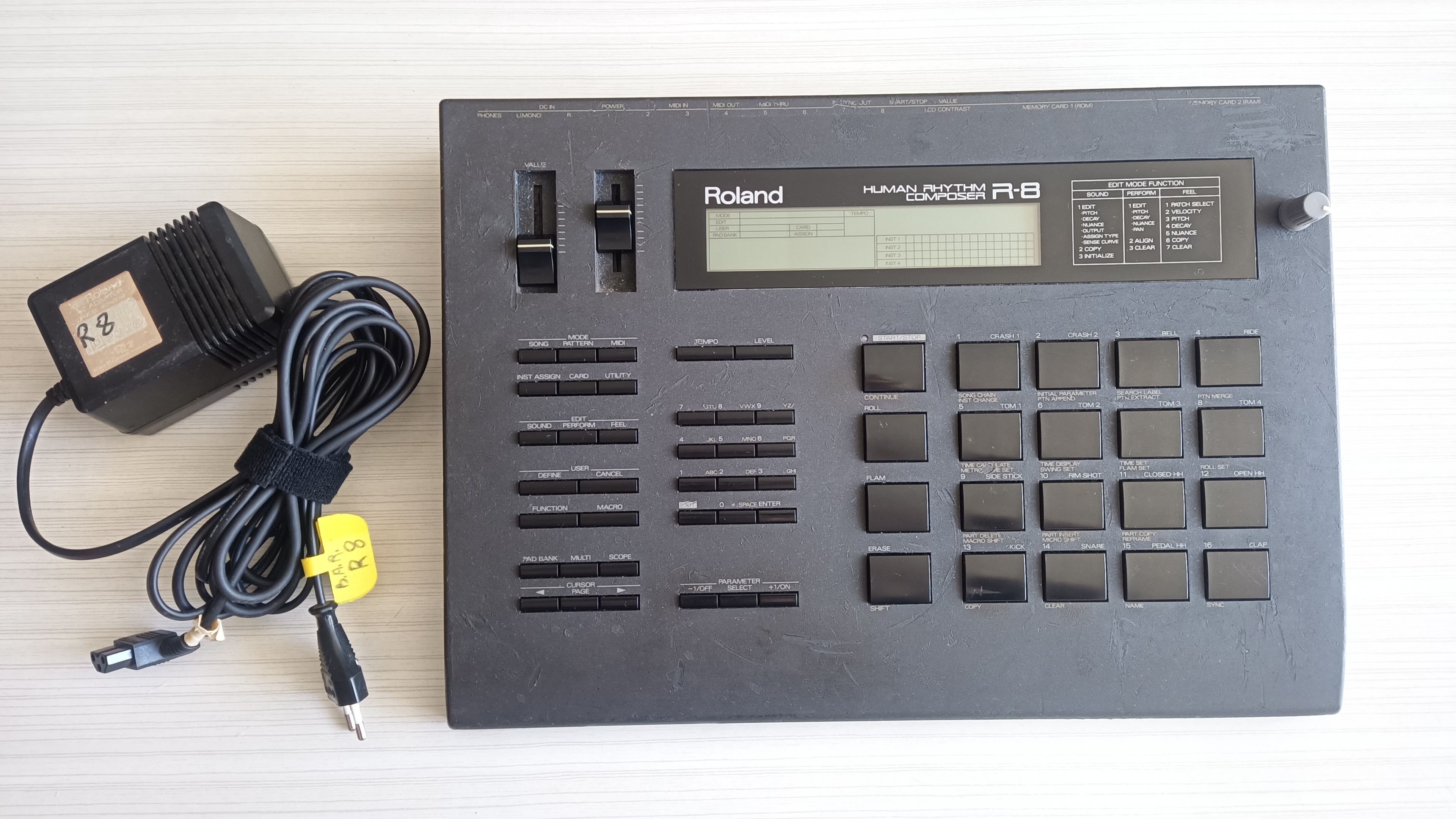 Roland R-8 (88544)